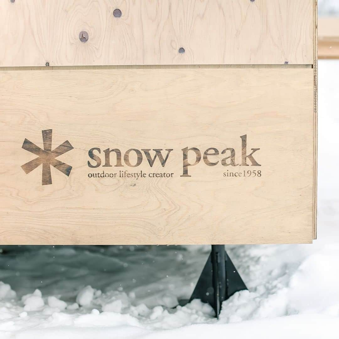 Snow Peakさんのインスタグラム写真 - (Snow PeakInstagram)「人生に、野遊びを。  . #NOASOBI embrace your nature 　 . #snowpeak #outdoor #camping #snowpeakeakathome #스노우피크 #캠프 #天幕 #スノーピーク #キャンプ #雪 #winter #kumakengo #隈研吾 #住箱 #jyubako #キャンプ初心者 #キャンプギア #アウトドア #野遊び #人生に野遊びを」1月16日 16時52分 - snowpeak_official