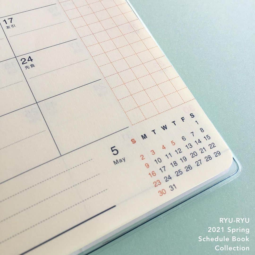 RYU-RYUさんのインスタグラム写真 - (RYU-RYUInstagram)「☆2021 2月始まりダイアリー☆ . こんにちは！ 昨日までは2月始まりダイアリー、 A6 サイズの9種類を ご紹介してまいりました。 . コンパクトなA6サイズですが、 中身の方も充実していますよ👍 . 見開きのマンスリースケジュールページには、 月の満ち欠けや六曜の表記入り。 . 日曜日始まりは ご家庭のカレンダーともリンクしやすく、 使いやすいとご好評いただいております✨ . ページ下部には 翌月カレンダーやメモ欄などが シンプルにレイアウトされ、 小さくてもしっかり書き込み可能です✏️ . カバーにもポケットが付いていますので、 写真やショップカード、 切手などの細々したものを 挟んでおくことができます。 . ページは必要最小限に絞り、 ポケットや小さいカバンにも おさまるそのスリムさは、 使いやすさ抜群です✨ . 2月始まりダイアリー A6サイズ 本体価格500円＋税 . こちらの商品は リュリュのオンラインショップ 『リュリュマーケット』でも ご購入いただけます✨ プロフィール画面のアドレスから アクセスして下さいね😊 . #リュリュ #ryuryu #ステーショナリー #文具 #雑貨 #ダイアリー #手帳 #スケジュール帳 #デザイン #イラスト #2月始まり #文房具 #文房具好き #手帳生活 #スケジュール #必需品 #a6サイズ #日曜はじまり #スリム #シンプル #ポケット #新生活 #もも #レモン #キウイ #うさぎ #ビーグル #いちご」1月16日 16時53分 - ryuryu_zakka