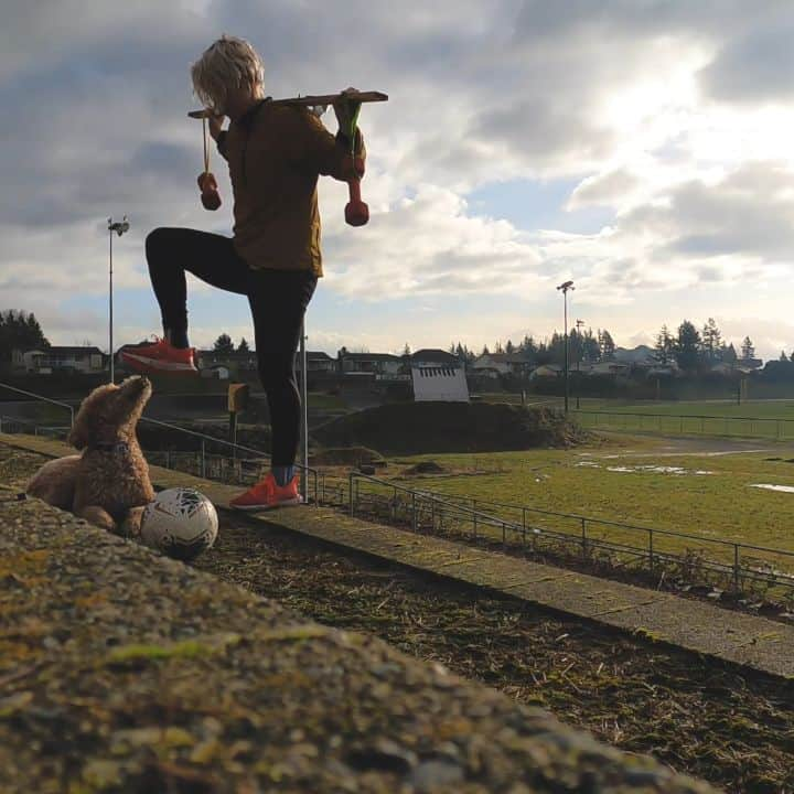 ソフィー・シュミットのインスタグラム：「💪🏼 A little 👀 from my morning workout. I'd rather be outside than inside any day! Don't even care if it's cold. There are always 👀 watching. 🐕🐶👀 Love how she cares for me!!! . . . #Goldendoodle  #abbotsford  #nike  #nikesportswear  #workout  #mormings #getupandgrind  #Gopro #happyplace」