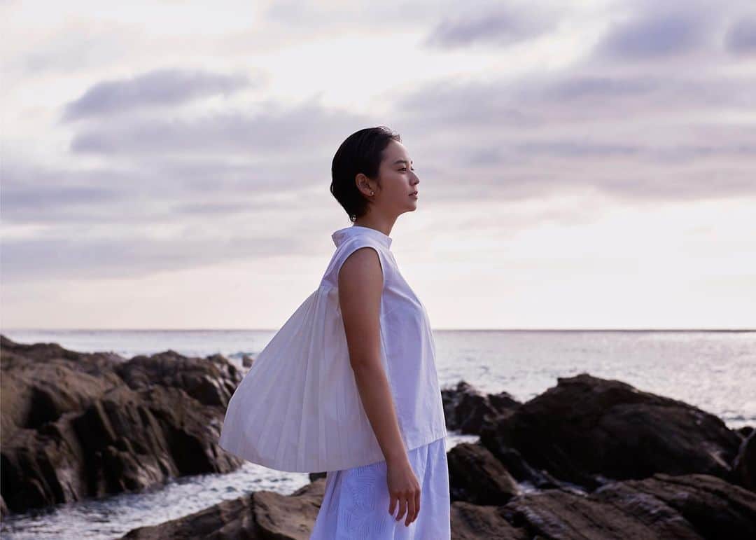 依吹怜のインスタグラム：「いつも応援してくださる皆様へ  私事で大変恐縮ではありますが、以前よりお付き合いしていた方と本日結婚いたしました。 どんな時も前を向いて、ワッハッハーと笑い合い、 支え合って、温かな家庭を築いていきたいと思います。 今後とも依吹怜2.0をよろしくお願い致します。  2021.01.16  依吹　怜」