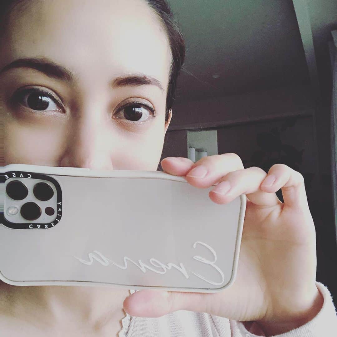 英玲奈のインスタグラム：「#iPhone12pro に機種変更してから新しいケースを探してました。  Suicaとか入れられて便利だからずっと手帳型を使ってきたんだけど、 娘が産まれてから、 片手で娘の写真が撮りたくて、 手帳型だと難しかったので、久しぶりのすっぽりはめる型。  #CASETIFY のこちらは自分で色やデザインを考えてオーダーするタイプ。  後はクリアで、ホワイトの名前入り、 側面はホワイトにしました。 コンクリートに落として画面が割れたことがあるから衝撃に強いブランドを選びました。 シンプルでお気に入り❤️  #CASETIFY #StateYourCase」
