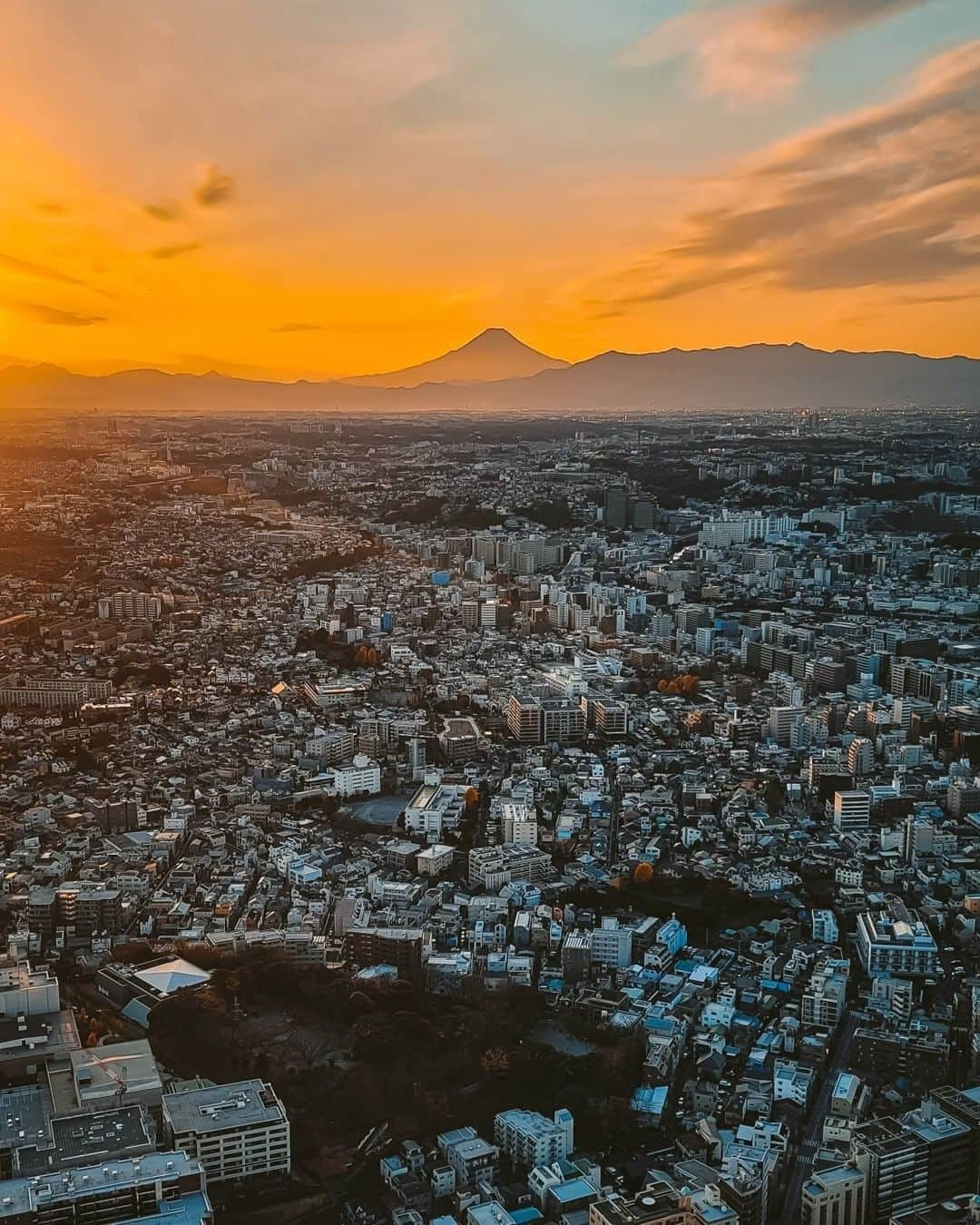 Galaxy Mobile Japanさんのインスタグラム写真 - (Galaxy Mobile JapanInstagram)「横浜から見えたこの風景…奥に見えるのは…？🗻なにかわかったらコメントで教えてください💬 📸#GalaxyNote20Ultra 5G Photo by @_deepsky ※この写真は2021/1/7以前に撮影されたものです。 ・ ・ ・ #withGalaxy #Galaxy5G #ギャラクシーノート20 #GalaxyNote20 #ギャラクシー #神奈川 #神奈川県 #横浜 #横浜ランドマークタワー #ランドマークタワー #🗻 #富士山 #グラデーションの空 #空を見上げるのが好き #空がある風景 #夕焼け空 #夕焼けが好き #その瞬間に物語を #ノスタルジーな瞬間を #ファインダー越しの私の世界 #エモーショナル #写真のある生活 #mtfuji #kanagawa #myyokohama #yokohama #Galaxyカメラ部 ・ 皆さんも、Galaxy で素敵な風景を捉えたら、ぜひ #Galaxyカメラ部 をつけて投稿してみてくださいね♪」1月16日 17時01分 - samsungjpn