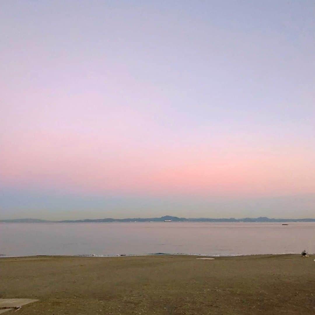【公式】オーシャンリゾートホテル マホロバ・マインズ三浦さんのインスタグラム写真 - (【公式】オーシャンリゾートホテル マホロバ・マインズ三浦Instagram)「夕暮れのこのパステルカラーのような 淡い色の三浦海岸の空、 いつまでも見ていられそうです。  #夕暮れ空のグラデーション #海岸 #お散歩 #東京湾 #夕方の空 #海岸沿い散歩 #お写んぽ #空が好き #散歩道 #けしからん景色 #海が好きな人と繋がりたい #gotoトラベル #田舎の風景 #いつかの空 #波打ち際 #スローライフ #テレワーク #移住 #田舎暮らし #igで繋がる空 #二拠点生活 #移住生活 #移住計画 #三浦 #マホロバ #三浦半島 #maholovaminds #マホロバマインズ #三浦海岸 #マホロバマインズ三浦」1月16日 17時01分 - maholova_minds_miura