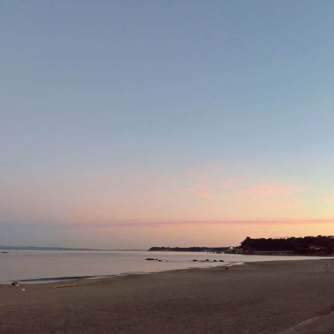 【公式】オーシャンリゾートホテル マホロバ・マインズ三浦さんのインスタグラム写真 - (【公式】オーシャンリゾートホテル マホロバ・マインズ三浦Instagram)「夕暮れのこのパステルカラーのような 淡い色の三浦海岸の空、 いつまでも見ていられそうです。  #夕暮れ空のグラデーション #海岸 #お散歩 #東京湾 #夕方の空 #海岸沿い散歩 #お写んぽ #空が好き #散歩道 #けしからん景色 #海が好きな人と繋がりたい #gotoトラベル #田舎の風景 #いつかの空 #波打ち際 #スローライフ #テレワーク #移住 #田舎暮らし #igで繋がる空 #二拠点生活 #移住生活 #移住計画 #三浦 #マホロバ #三浦半島 #maholovaminds #マホロバマインズ #三浦海岸 #マホロバマインズ三浦」1月16日 17時01分 - maholova_minds_miura