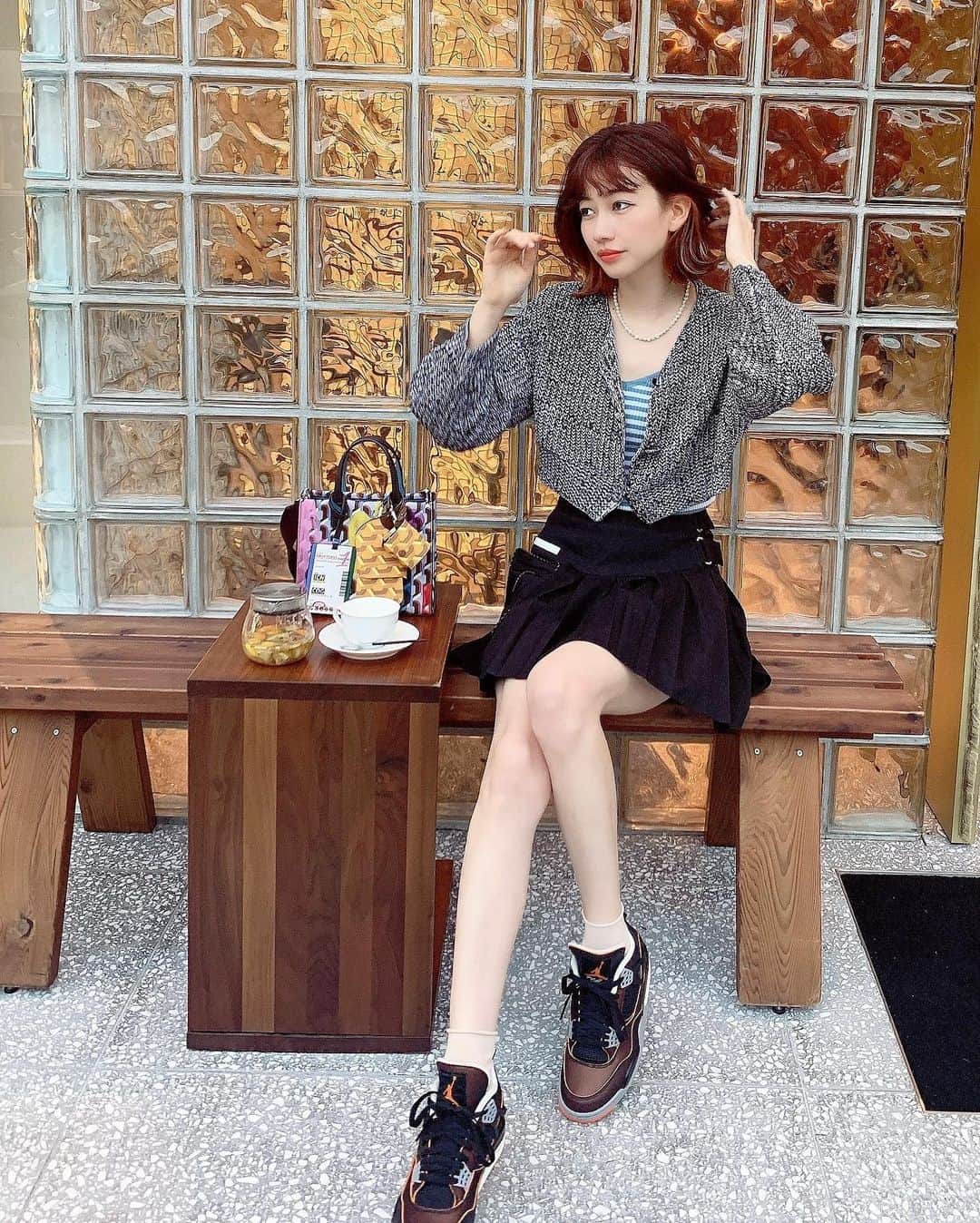山本ソニアのインスタグラム：「昼間は暖かったですね🌼  夜は冷えるので暖かくおうちで過ごしましょう🤗  #jordan4  #スニーカー女子」