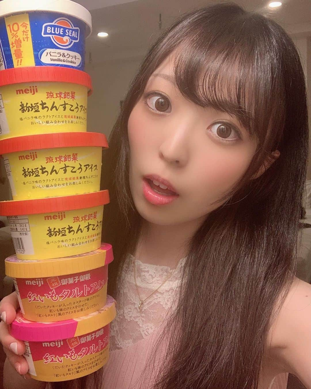 白井佑奈さんのインスタグラム写真 - (白井佑奈Instagram)「🍨💗🍨💗 . . 昨日に比べてあったか〜い☺️ . だからといって、こんなにアイスを食べ過ぎるのは要注意だね🙈💗 . . . ＊＊＊＊＊＊＊＊＊＊ BLUE SEAL 新垣ちんすこうアイス 紅いもタルトアイス @blueseal_icecream  ＊＊＊＊＊＊＊＊＊＊ . プロフィールリンクはこちら👉 @yuna_smile0130  . . #沖縄#ブルーシール#ブルーシールアイス#新垣ちんすこう#ちんすこう#紅いもタルト#紅いもタルトアイス#沖縄旅行#アイス好きな人と繋がりたい#沖縄グルメ#沖縄カフェ#沖縄観光#ブルーシールアイスクリーム#沖縄スイーツ#沖縄アイス東京カフェ#スイーツ好きな人と繋がりたい#カフェ巡り#カフェスタグラム#グルメ好きな人と繋がりたい#グルメ女子#グルメスタグラム#アイス部#アイスクリーム#ice#japanesegirl#fff#sweets#desserttokyo#cafe#gourmet」1月16日 17時03分 - yuna_smile0130