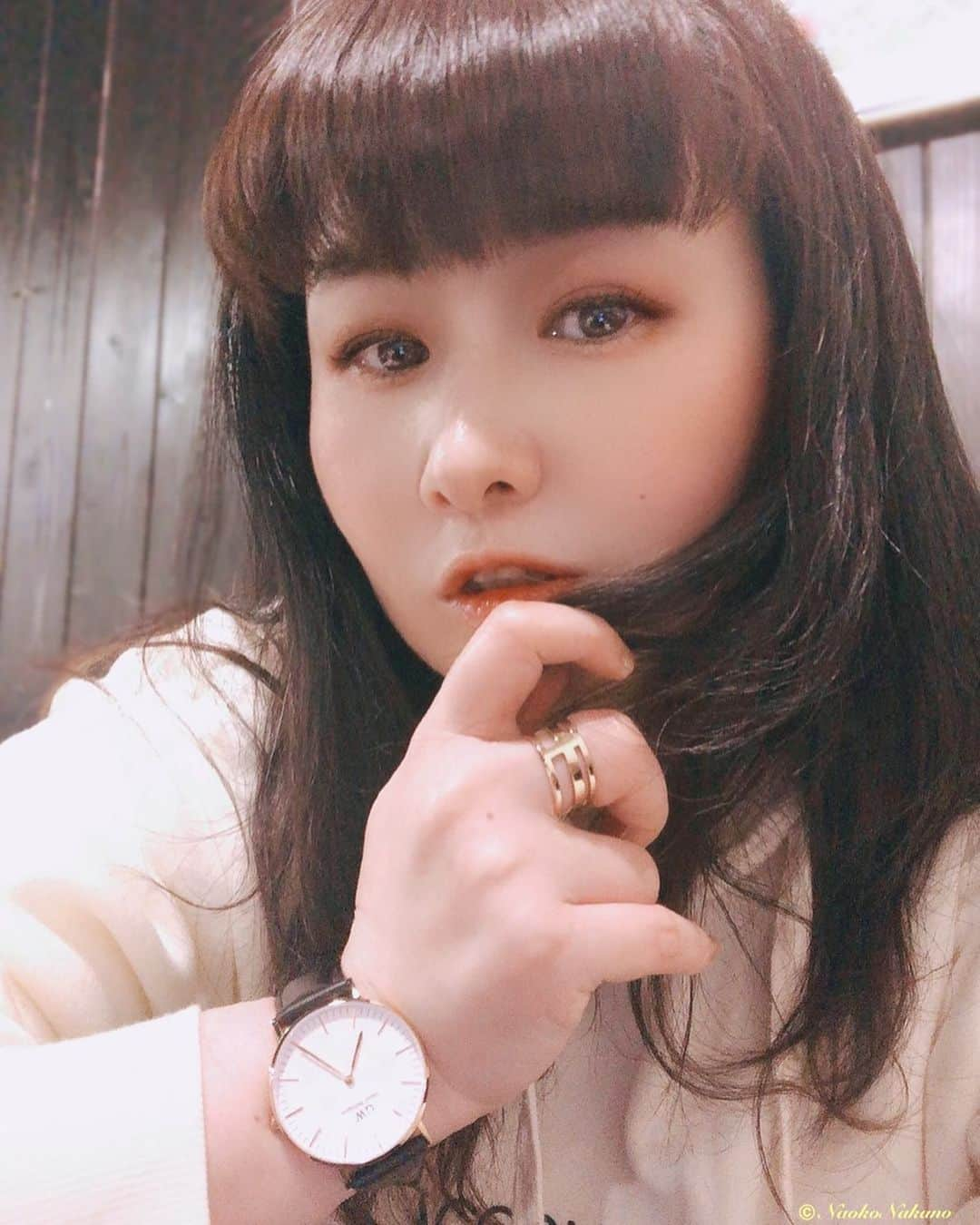 中野菜保子のインスタグラム：「. 「時代を超える3本柱💍」 @danielwellington . 写真は🍎🍎🍎🍎🍎🍎🍎🍎🍎🍎枚 ※宣言前に撮影 ※撮影時のみマスクを外しています (The mask is removed only when taking pictures.) . ご機嫌いかがですか？（≧∇≦）？ . . コラム書き書き✍️ . ワタクシが執筆しているコラム 中野菜保子の 『やさしくふまれたい☆バンタム級』 は おかげさまで 2021年も続投です🌟🌟🌟 . 来週配信なので またお話させて下さい😊 (検索したらHitするけれど💦 言いたいヒト) . . 執筆のお供は 「danielwellington (ダニエルウェリントン・@danielwellington )」の 黒革ベルトさんと ほわいと文字盤🎶 . . そして今回は、 前回書かなかった 中指リングのお話です✨👑✨ . これも実は ダニエルウェリントンの 「Elan Triad Ring」 っていうアクセサリー♪ . . 3本のリングが2本の柱で 支えられているデザイン . リングの間隔が 絶妙に違っていて まるで小さなオブジェ✨ . 内側にダニエルウェリントンの 刻印入りです . . 一応、人差し指と 中指にさせるような サイズをお願いしました . 指によって 意味が違うんですよ〜🍀 . . ワタシの技術3本柱は 演技・脚本・演出 (弟子は何人かいるので 実は3ではない❗️) . この３つが 美しいバランスで 存在する感じを 忘れないように . 時代を超える 表現者に なるように . そんなキモチで つけております🍓🍓🍓 ＊ ＊ ＊ #danielwellington #ダニエルウェリントン #DWニューイヤー #理想のギフト #腕時計 #時計 #elantriadring  #タイムレス #ギフト #三連リング #シックなスタイル #優雅で上品  #洗練 #ローズゴールドリング  #抜群の存在感 #中野菜保子 #俳優 #actor #model #時計収集家 #使う派 #ホンモノ #アクセサリーライン #幅広リング @danielwellington @syanhaijitensya」