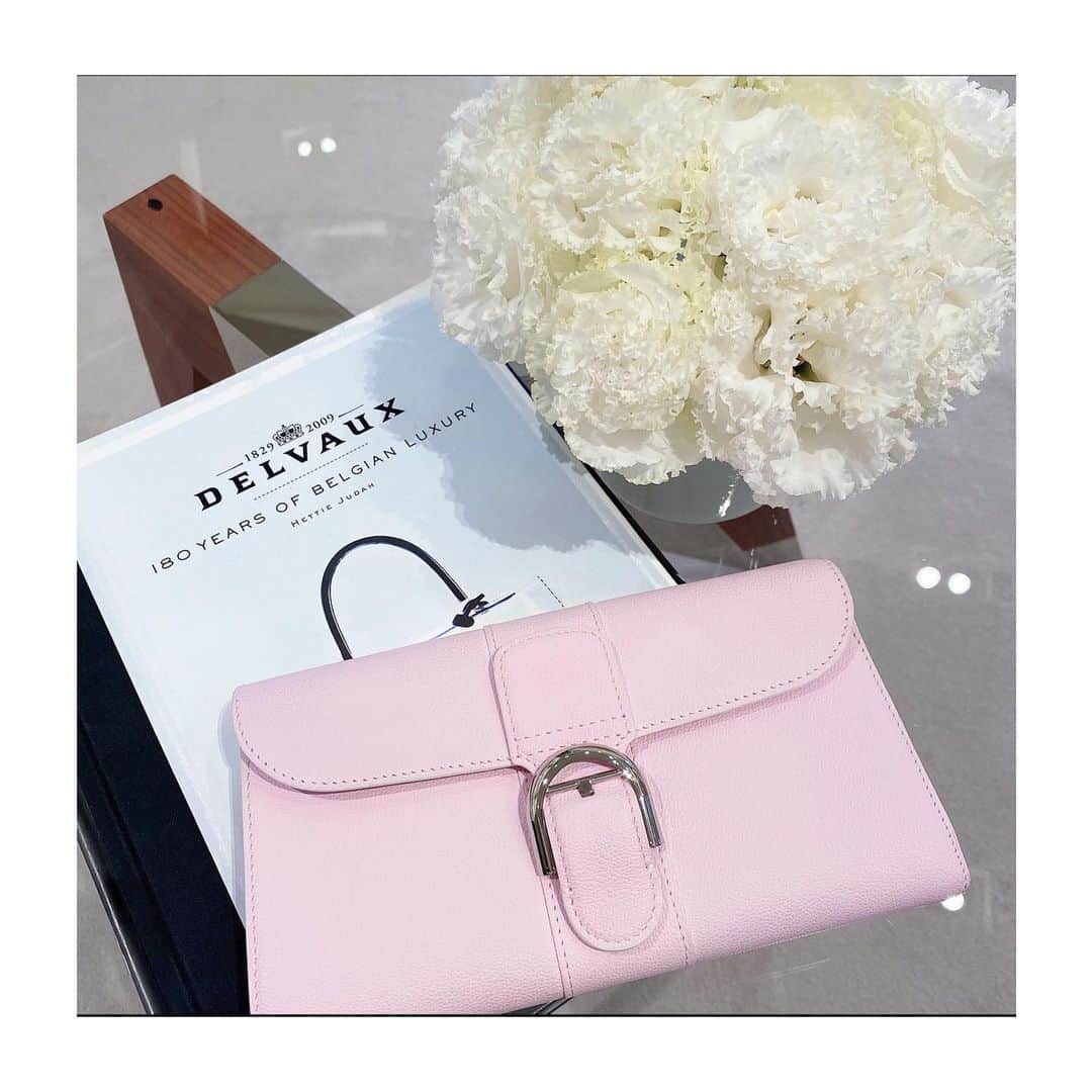 HiRAO INCのインスタグラム：「. 財布は毎年 よき日を選んで購入  今年は　#delvaux   チェーンストラップも付いているから、バックとしても使える優れもの❤️」