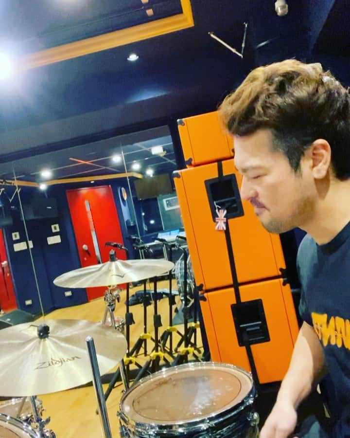 のインスタグラム：「ドラマーだということを思い出してもらうために。 最近思う練習を載せておこう。  右腕の筋肉を、雑巾絞る感じで使うと、振り幅少なくてもしっかり鳴る(特にフロアドラム) 肩から肘までは↑肘から手首までを↓ って捻る。  1回目の6連フレーズは皆んなが習う叩き方。 2回目は捻った叩き方。  ドラマーじゃないと気付きにくいけど、フロアの鳴りに注目。 図太いフレーズに聞こえる🤨  この叩き方をマスターしようと日々精進中。  以上、編集マンじゃなくて、実はドラマーのKENTAでした。  #spyair」