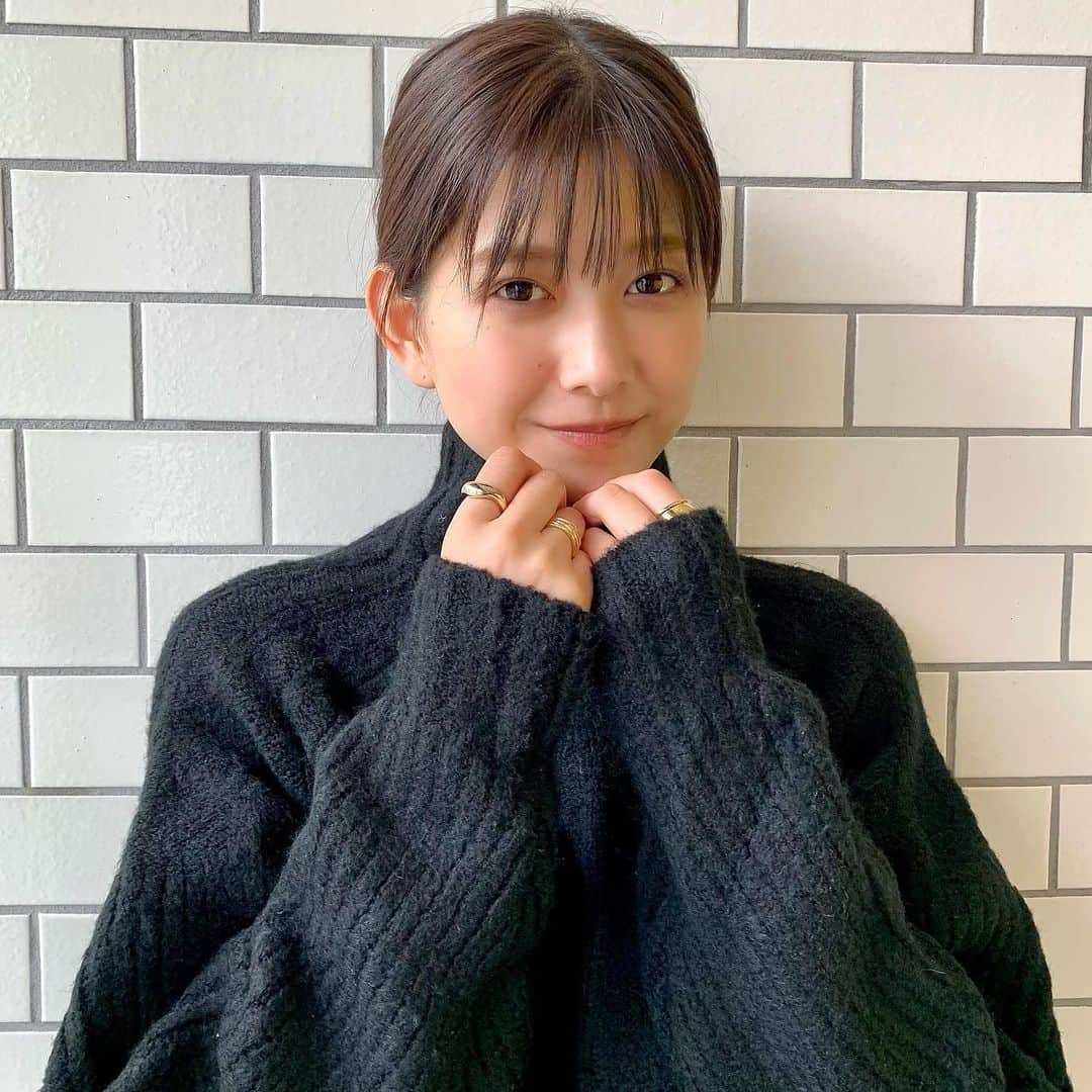のインスタグラム：「2月号「ノンノモデルの私服、いっき見せ！」から理佐のオフショをお届け🤍🖤✨﻿ リングを見せてとリクエストしたら、こんなに可愛いポーズをしてくれました🥺♡﻿ ﻿ 配色はシンプルだけれど、アクセやシルエットで個性を出すのが理佐のスタイルなんだって🥰﻿ どんどん私服がおしゃれに！と噂の理佐のコーデは、本誌を見てね🦔❣️💭﻿ ﻿ #nonno #nonno_magazine #nonno2月号 #ノンノ﻿ #渡邉理佐 #りっちゃん #櫻坂46﻿ #バッグの中身にはメンバーからの贈り物も🎁﻿」