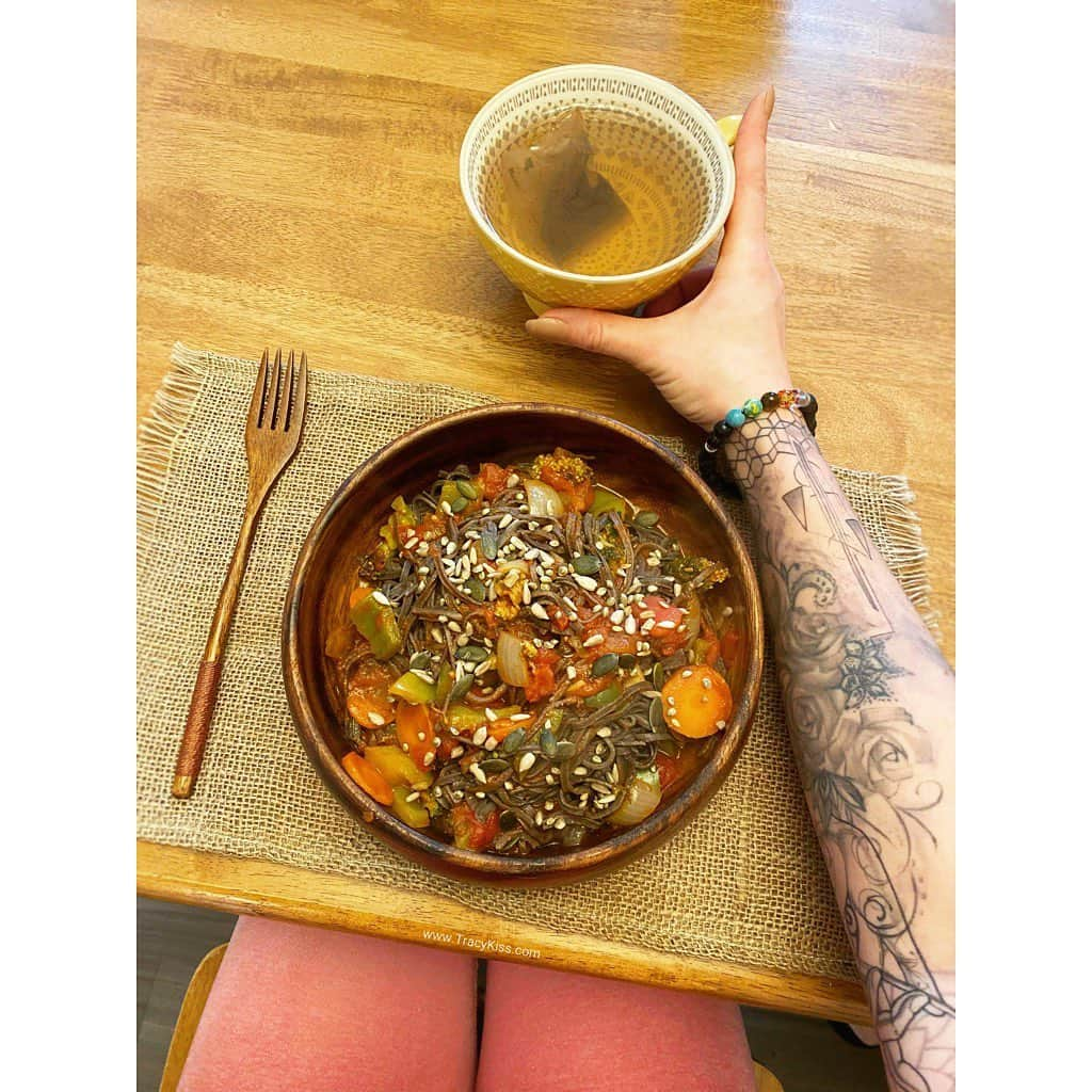 トレーシー・キスさんのインスタグラム写真 - (トレーシー・キスInstagram)「Here I’ve rustled up a bowl of high protein organic black bean spaghetti topped with tinned tomatoes, lemon juice, carrots, peppers, onions, broccoli and a sprinkling of superseeds! Did you know that black beans are naturally high in protein and fibre whilst helping to maintain healthy bones, lower blood pressure, assist in digestion, aid in weight loss and help to prevent heart disease and cancers. I first began adding black beans to my vegan diet in 2016 when competing in natural bodybuilding and it made a great difference to my gains, recovery and stamina - the healthier you eat the happier you will look, think and feel! When did you last love yourself from within? #blackbeans #blackbeanspaghetti #veganprotein #veganweightloss」1月16日 17時14分 - tracykissdotcom