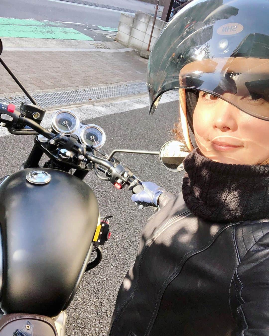 のインスタグラム：「今日は、暖かかったのでバイク乗りました！シートの綿も取ってもらって 足付きも良くなりました👍 都心は、運転怖ーい😭 #バイク練習  #トライアンフ東京ベイ  #トライアンフボンネビルt120  #triumph  #初心者  #トライアンフ #大型バイク女子 #バイカー #バイク  #バイク女子 #バイク女子フォト  #バイク女子部  #女性ライダーと繋がりたい  #バイク好きな人と繋がりたい  #ママモデル #bike #ladysbike  #アラフィフ  #女子ライダー」
