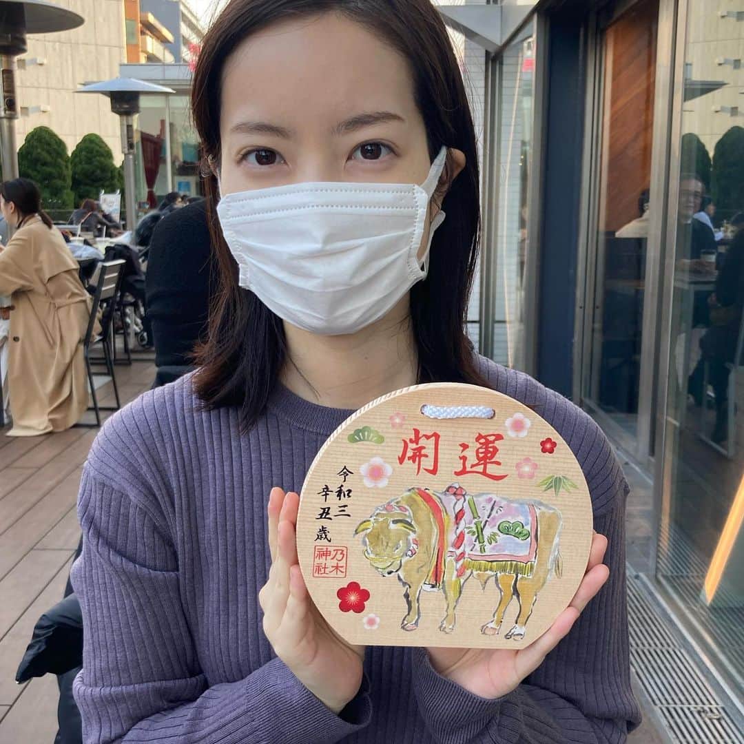 のインスタグラム：「今日と明日は共通テストですね！私の頃はセンター試験だった…（遠い目）  例年と違ってコロナなどもあり不安も大きいと思いますが、ここまできたら自分を信じるのみ！きっと大丈夫です🙆‍♀️最後まで諦めないで頑張ってくださいね✨  乃木神社で丑年にちなんだ絵馬を頂いてきました！他にも受験にご利益ありそうな勝守とか、ペット用のとか可愛いお守りがいろいろ😉  #共通テスト #受験生のみんながんばってね #受験生応援 #乃木神社 #乃木神社絵馬 #丑年」