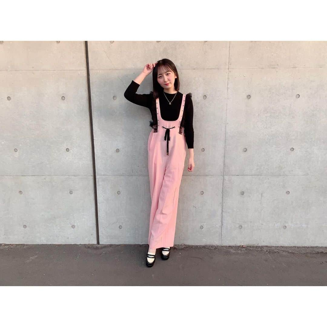 山邊歩夢さんのインスタグラム写真 - (山邊歩夢Instagram)「💖☺️🖤 * * 私服 * サロペットは 何年か前に高橋みなみさんからいただき やっと着れました！！ * * #あゆーで #私服コーデ #今日のコーデ #私服 #jouetie #サロペット #オーバーオール #ピンク #黒 #fashion」1月16日 17時24分 - ayuyamabe_official