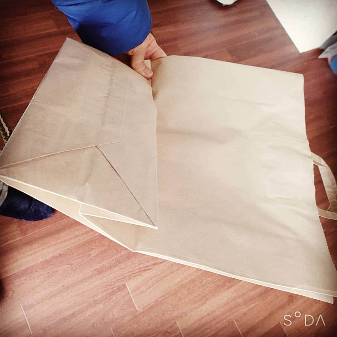 のインスタグラム：「。 ま別に良いんだけどさ… スーパーで買い物した、 袋を忘れてきたので買った んだけどさ、、、 ｢レジ袋はなくて紙袋で30円｣ ですと。 ん？確か、 レジ袋有料化は環境保護 の為に始まってレジ袋を少なく する事で世界の環境に寄与する と環境大臣がそんな事言ってたよ ね確か。 ならさ。 紙袋なら昔どおり、無料で良くね？ ……まいいんだけどなんだか趣旨が ズレてないか？ なーんか腑に落ちない。」