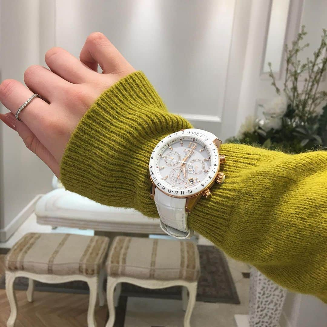 NAKANIWA WISPさんのインスタグラム写真 - (NAKANIWA WISPInstagram)「SEIKO アストロンのレディース⌚️💕  ニットの上からはめるのもオシャレですよね❤️ 大きめサイズなので存在感バツグンです🙆‍♀️✨  ○型番 SBXC004 ○価格 ¥300,000+tax ○ガラス素材 サファイアガラス ○GPSソーラー ○ダイヤルダイヤ入り  #seiko #astron #watch #ladys  #watchshop #shinsaibashi  #セイコー #アストロン #ウォッチ #レディス #ウォッチショップ #心斎橋仲庭時計店」1月16日 17時24分 - nakaniwawatch