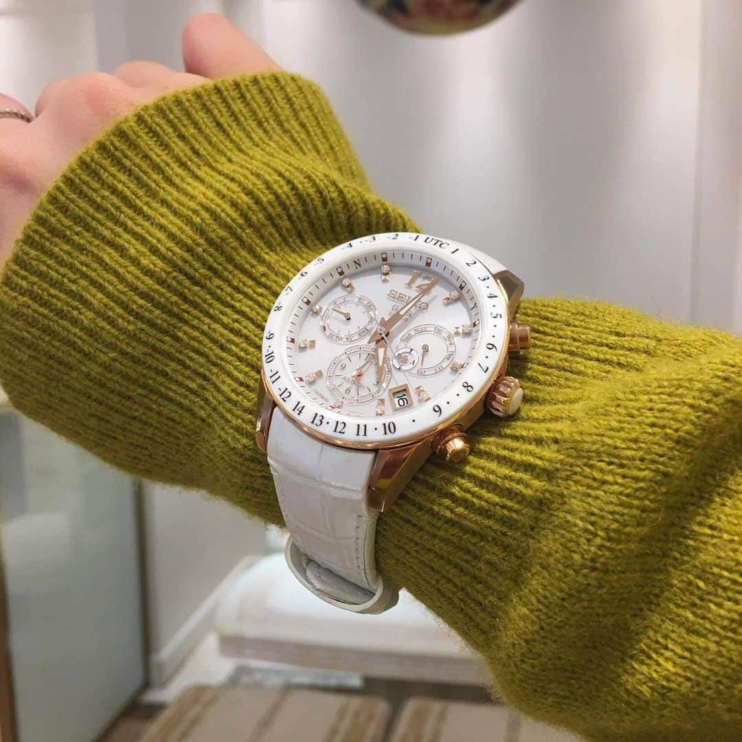 NAKANIWA WISPさんのインスタグラム写真 - (NAKANIWA WISPInstagram)「SEIKO アストロンのレディース⌚️💕  ニットの上からはめるのもオシャレですよね❤️ 大きめサイズなので存在感バツグンです🙆‍♀️✨  ○型番 SBXC004 ○価格 ¥300,000+tax ○ガラス素材 サファイアガラス ○GPSソーラー ○ダイヤルダイヤ入り  #seiko #astron #watch #ladys  #watchshop #shinsaibashi  #セイコー #アストロン #ウォッチ #レディス #ウォッチショップ #心斎橋仲庭時計店」1月16日 17時24分 - nakaniwawatch