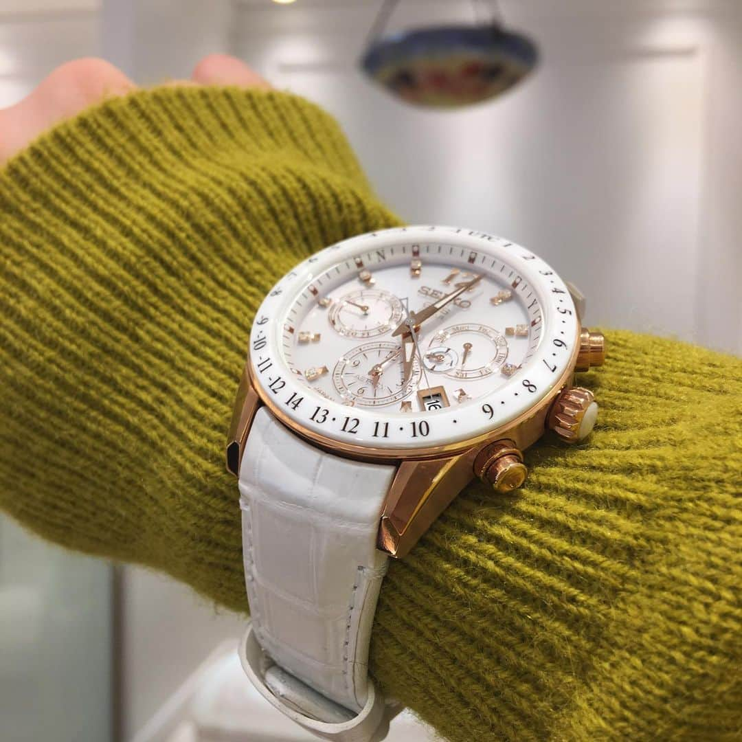 NAKANIWA WISPさんのインスタグラム写真 - (NAKANIWA WISPInstagram)「SEIKO アストロンのレディース⌚️💕  ニットの上からはめるのもオシャレですよね❤️ 大きめサイズなので存在感バツグンです🙆‍♀️✨  ○型番 SBXC004 ○価格 ¥300,000+tax ○ガラス素材 サファイアガラス ○GPSソーラー ○ダイヤルダイヤ入り  #seiko #astron #watch #ladys  #watchshop #shinsaibashi  #セイコー #アストロン #ウォッチ #レディス #ウォッチショップ #心斎橋仲庭時計店」1月16日 17時24分 - nakaniwawatch