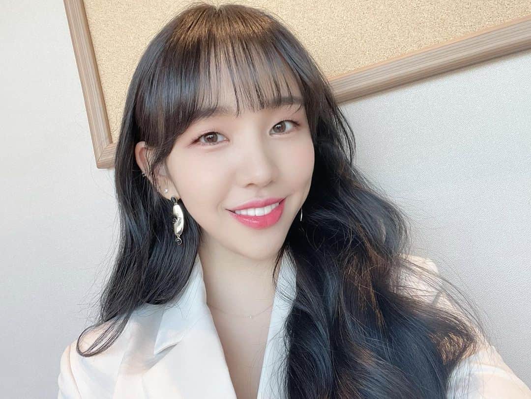ペク・アヨンのインスタグラム：「화이트아연=백아연🤍 #음악중심」