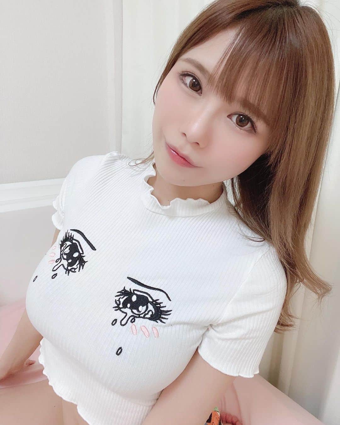 プラネットオシリスのインスタグラム：「. . 先日 @r_beauty.clinic での小顔のリフトから二週間ぐらい経ったんだけど シュッとしてお肌の調子もめちゃくちゃ良いです😭✨✨💕 . 信頼できる先生とクリニックでしっかりこれからもアンチエイジして行きたい😌 富田先生 ( @dr.risakotomita )ありがとうございました🥺💕 . .  #美容#RBeautyClinic #りぃ先生 #小顔先生 #小顔 #アンチエイジング #富田莉沙子#美容デー#変なTシャツシリーズ」