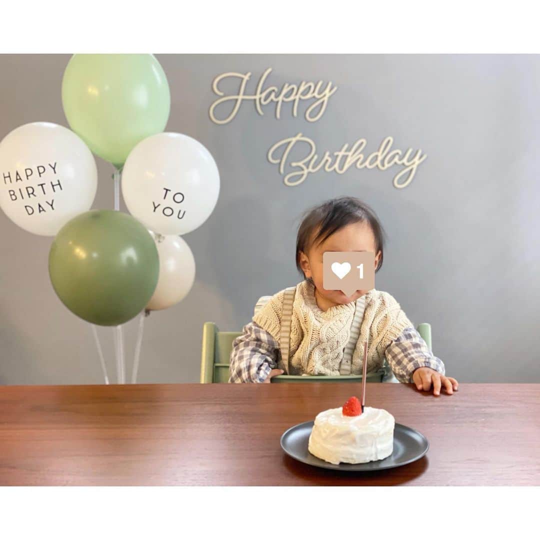 nanaのインスタグラム：「* 2021.1.14 息子1歳になりました👶🏻❤️ 緊急事態宣言で、写真を撮りに行けずセルフで撮りました♡ * 一升餅は娘の時に食べきれなかったので、一升米に✨ 重かったけど2.3歩あるいたよ👶🏻 * 選びとりは、「芸能人・モデル・歌手」というカードに一直線！🤭笑 * * おっとりしていて甘えん坊なボク👶🏻 いつもニコニコ癒しボーイです♡ * 私たち家族のところに来てくれて本当に本当にありがとう♡ * 1歳、おめでとう🥺❤️ * * 1歳の記録 ・パチパチ👏🏻 ・バイバイ👋🏻 ・はーい🤚🏻 ・おんぶ大好き ・食いしん坊 ・移動はあんよ(テケテケ小走りw) ・ねぇね大好き 常に追いかけてる ・手掴み食べせず手掴みするだけ ・ベビーダノン大好き ・髪の生え方のクセ🤣(前髪だけ長いの) * * * #1歳 #1歳誕生日 #happybirthday * #誕生日 #1歳男の子 #1月生まれベビー #飾り付け #誕生日飾り付け #バナー #バルーン #風船 #令和2年ベビー #男の子ベビー #1歳の誕生日 #スマッシュケーキ #teteatete #テータテート #バースデイ #毎日がバースデイ #成長記録」