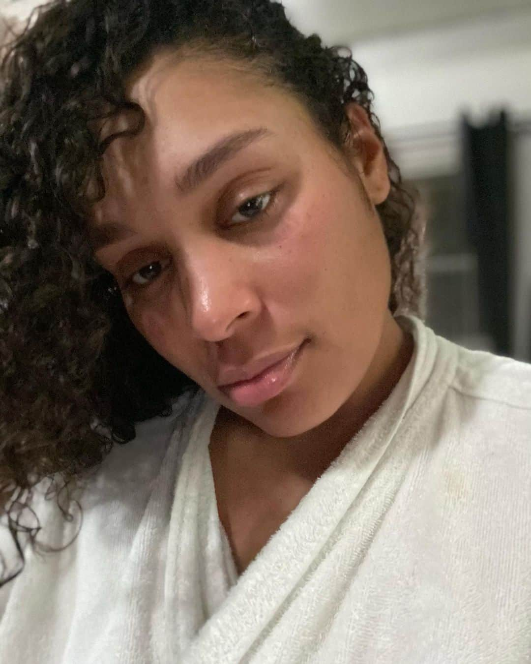 ダフニ・クラークさんのインスタグラム写真 - (ダフニ・クラークInstagram)「Natural always wins! #ashantisideburns #robelife #freckles #curls」1月16日 17時43分 - daffmc29