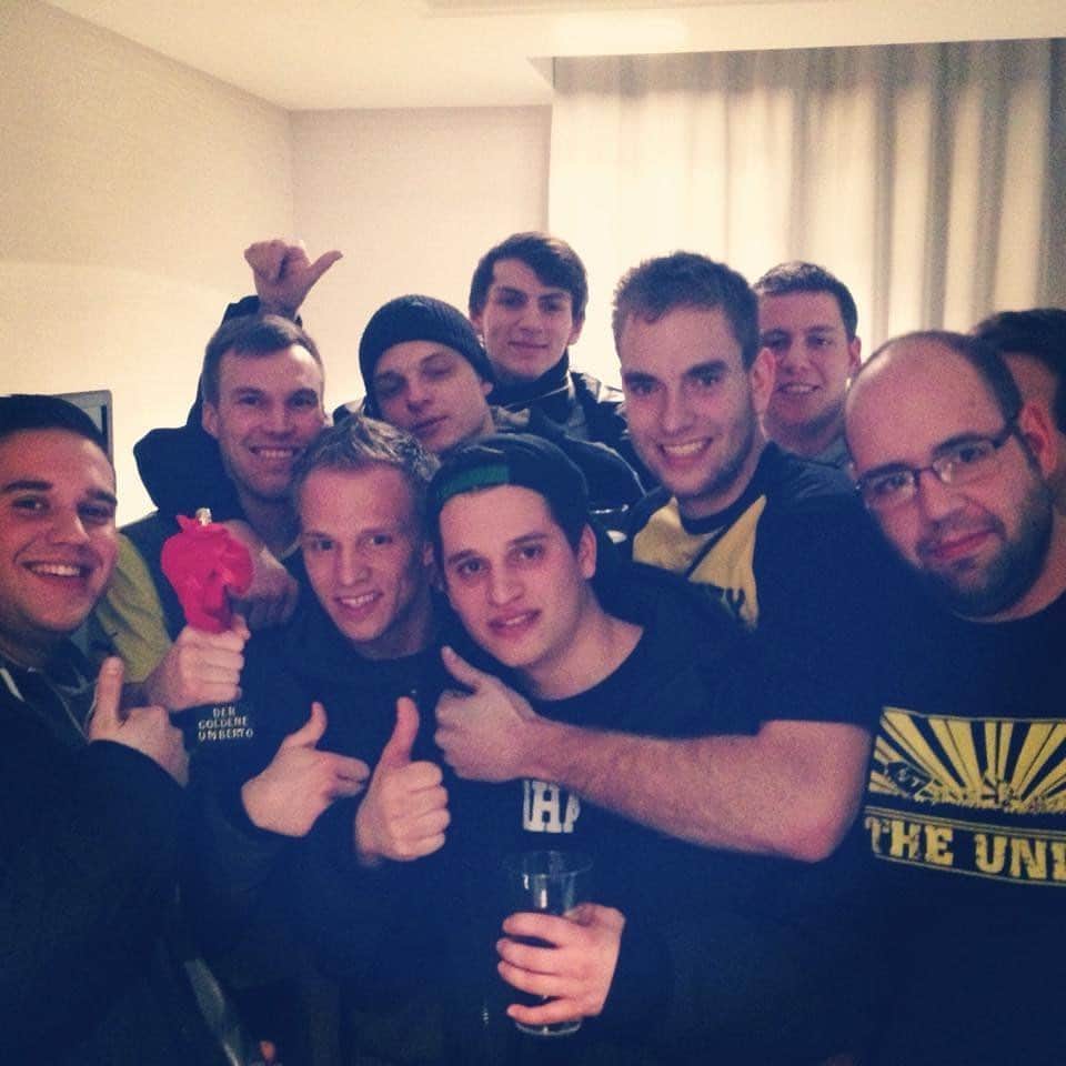 ケヴィン・グロスクロイツのインスタグラム：「20 Jahre The Unity 💪🏻💯 Glückwunsch Brüder 🤝 #dortmundtillidie #glückwunsch #stabil #zusammenhalt #20Jahre #theunity #stolz #weiterso #umberto #wahnsinn #fische #isso」