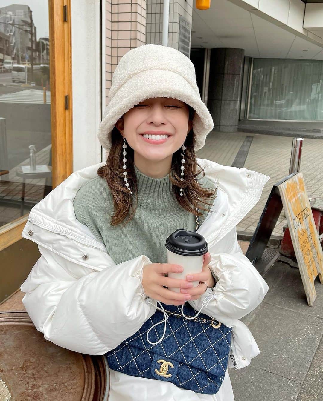 のインスタグラム：「・ 気になってた美顔器、NEWAリフト🤍🤍🤍  今朝のインスタライブでもメイク前に使用したので 良さは皆さんにも伝わっているはず🥰  最近気になっている頬のたるみと首のシワシワ。 お肌の引き締めに特化しているNEWAリフトで しっかりあたためてから ほうれい線やフェイスラインをケアすると キュッと引き締まった印象に👏🏻👏🏻 私はメイク前にやりましたが 夜時間がある時のケアにも最適です❣️  そしてライブでもお話ししましたが プレゼントキャンペーンが実施中です❣️ 私のアカウントとJMECのアカウントを相互フォローしていただき この投稿にコメントいただいた方が対象です❣️ 景品は、なーんとNEWAリフト🤍 キャンペーン期間1/22までですよ🤍 当選者の選定と当選者様へのDMは JMEC公式アカウント（@jmec_beautelligence）から来るので 楽しみに待っていてください🥰   Rentio(レンティオ)というサイトで レンタルサービスを行っているので 気になる方は是非チェックしてみてね❣️  @jmec_beautelligence  #おこもり美容 #美顔器 #おうち美容 #おうちエステ #フェイシャル #jmec #NEWAリフト #IGTV #インスタライブ #PR」