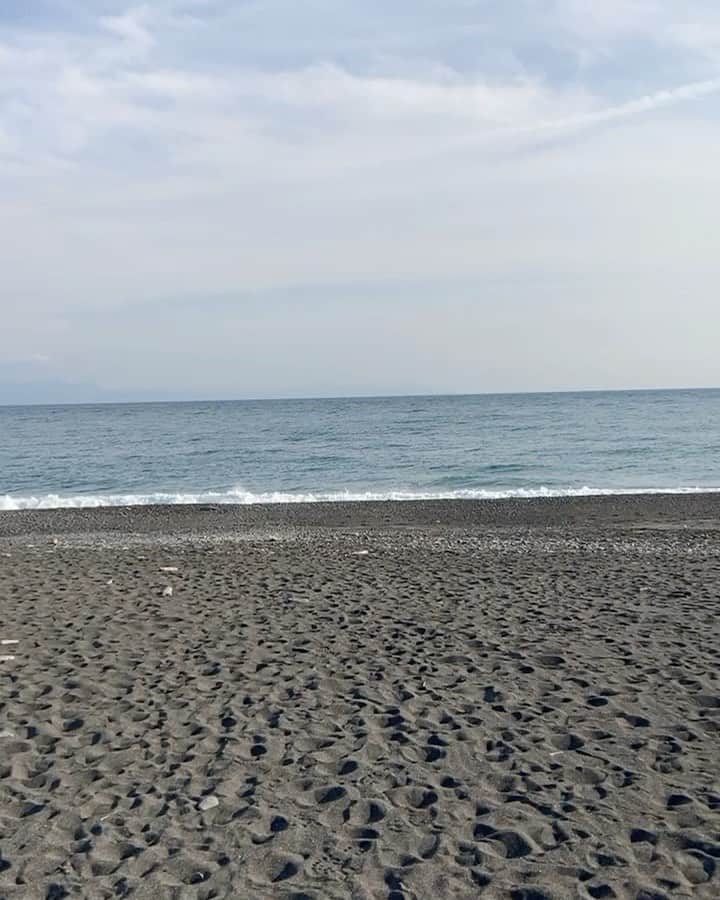 narumiのインスタグラム：「ㅤㅤㅤㅤㅤㅤㅤㅤㅤㅤㅤㅤㅤ ㅤㅤㅤㅤㅤㅤㅤㅤㅤㅤㅤㅤㅤ 旅行行きたいな〜山育ちなので海があるところ行きたくなっちゃう、奥に見えるのは磐梯山に見せかけた富士山🗻」
