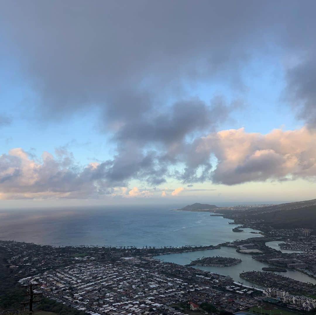 Aloha Street アロハストリートさんのインスタグラム写真 - (Aloha Street アロハストリートInstagram)「2度目のココヘッドクレータートレイルも、すごーーくキツかった……😅 でも、頂上から見下ろすサンライズは最高でした👏  #ハワイ#ココヘッド」1月16日 17時42分 - alohastreetcom_hawaii