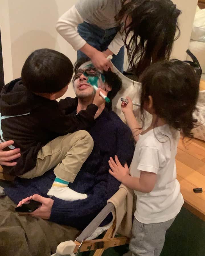 渋木さやかのインスタグラム：「こんなお父さん最高じゃない？🧟‍♂️ つきぬけてるぅ〜☝️🧡  こちらの家族は子沢山なので、 ドングリが紛れても気付かれませんでした。 ありがたや〜😇🙏 (3枚目は腕立てのつもりドングリ動画。) これらの動画みてると元気出るんだよね〜！ 笑えることみんなも作っていこー！  #うちの夫ではないし #うちの夫はいじりづらいタイプです #ドングリ日記 #プチ家出」
