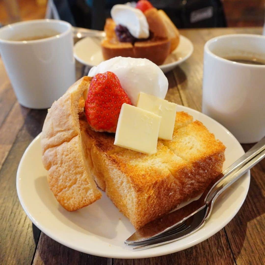 MOEKAさんのインスタグラム写真 - (MOEKAInstagram)「𓊆1Room Coffee𓊇in⥲中板橋  𓊗あんバタートースト苺とホイップクリーム乗せ ¥800 𓊗1Room Coffeeブレンド ¥500 ・ "トーストのむぎゅ感と蜂蜜の相性最高！ 雰囲気と居心地に身体が溶けそうになった一時だった…" ・ ------------❁𝚁𝚎𝚙𝚘𝚛𝚝❁---------- ・ 久々に感動したお店〜🥺(本当に予想以上のカフェだった…) というかほんっっとに 隅から隅までかなり"どタイプ"なお店すぎて… 新たなもぐもえ出現地帯になりそう(ポケモンみたいに言うな) ・ @pan_matsuko ちゃんと行ったんだけど2人で 「映えだけなのかなぁ」って実はちょ〜っと 半信半疑だった🥲(量も少なかったら嫌だな~とか話してた) けど！！裏切られたよね🥺 ・ まずお店入った瞬間から感動。 ヒノキ？の落ち着きのある柔らかな薫りがふわ〜んってして 「あ…すき 」 もう2人とも一目惚れ状態。 しかも内装も外観も木が基調になっててもうお上品🥺 好きすぎぃぃぃ。。 ・ そして接客も最高なの~(泣) 初見でおひとり様の方でも店主の人が 柔らか~な笑顔で出迎えて下さる🥲(すき) ・ ------------❁𝙴𝚊𝚝❁------------ っと好きすぎて長話しすぎた(泣) ・ あんバタートースト(苺×ホイップクリーム乗せ) 頼んだんだけど… この子…"強い" 美味しい🥺 ・ まずワンルームさんのあんバタートーストの 最大の特徴はこのパン！ なんか密度が粗め？でむぎゅ〜もちざら~っとしてて キメが粗いの〜🥺 食感が本当に良すぎてこのパンだけで大満足◎ ・ あんこと生クリームは甘さ控えめな感じで あんこはこしあんよりのしっとり上品系◎ でも粒の食感も感じられるからいいとこ取りー！ ・ そしてそして…私の興奮ポイントを聞いてくれよ！！！(必死) 店員のお姉さんが 「蜂蜜もどうぞっ」っと… え？蜂蜜…？苺とあんことホイップクリームあるし味が ぐちゃぐちゃになっちゃわない？どうなのかなぁって そう思った私を"殴りたい!!!" ・ やばいやばい。これはやばい。一体感ちゃんと作られてる。 しかもこのトーストちゃんが良いしごとしてるわぁぁ… 密度の粗い生地にじゅわっと蜂蜜が染み込んで…涙。 美味しい🥲蜂蜜とトーストってこんな合うっけ…？ ・ あまりにもこの蜂蜜が美味しすぎて聞いてみたところ 「 宇和の蜂蜜」っていうみかん畑で 養蜂されてるものらしい✨ ・ 癖のないまろやかな甘さで惚れ惚れした… (あと蜂蜜が暖かかったのも素晴らしい…) ・ 完全なる一体感のあんバタートーストに 感動しまくりだったなぁ… とにかくワンルームさんのは "トーストと蜂蜜"これが最強だった🥺 ・ お店の方も最後の最後まで親切でこれは常連になる案件で✋ 雰囲気も味も接客も素晴らしかったな~(泣) 愛される理由が分かる。そんなお店だった🥲 ・ ➥𝚙.𝚜: @1_room_coffee さんへ居心地良すぎたので おうちにさせて下さい。(養子縁組)(?) ・ ❏-------------𝚜𝚑𝚘𝚙 𝚒𝚗𝚏𝚘 ﻿------------❑  📍東京都板橋区中板橋30-1   🍽営業時間⥲ 11:00〜17:00(L.Oは〜16:00) 🛌定休日⥲ 不定休 🚉最寄駅⥲ 中板橋から歩いて5分くらい🚶‍♀️ ・ ・ ・ #中板橋カフェ  #中板橋駅グルメ #板橋カフェ  #あんバタートースト  #1roomcoffee」1月16日 17時46分 - mogmog_moeka_mogmoe