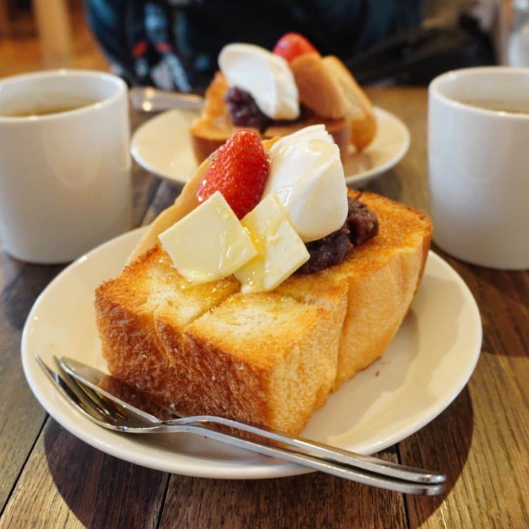 MOEKAさんのインスタグラム写真 - (MOEKAInstagram)「𓊆1Room Coffee𓊇in⥲中板橋  𓊗あんバタートースト苺とホイップクリーム乗せ ¥800 𓊗1Room Coffeeブレンド ¥500 ・ "トーストのむぎゅ感と蜂蜜の相性最高！ 雰囲気と居心地に身体が溶けそうになった一時だった…" ・ ------------❁𝚁𝚎𝚙𝚘𝚛𝚝❁---------- ・ 久々に感動したお店〜🥺(本当に予想以上のカフェだった…) というかほんっっとに 隅から隅までかなり"どタイプ"なお店すぎて… 新たなもぐもえ出現地帯になりそう(ポケモンみたいに言うな) ・ @pan_matsuko ちゃんと行ったんだけど2人で 「映えだけなのかなぁ」って実はちょ〜っと 半信半疑だった🥲(量も少なかったら嫌だな~とか話してた) けど！！裏切られたよね🥺 ・ まずお店入った瞬間から感動。 ヒノキ？の落ち着きのある柔らかな薫りがふわ〜んってして 「あ…すき 」 もう2人とも一目惚れ状態。 しかも内装も外観も木が基調になっててもうお上品🥺 好きすぎぃぃぃ。。 ・ そして接客も最高なの~(泣) 初見でおひとり様の方でも店主の人が 柔らか~な笑顔で出迎えて下さる🥲(すき) ・ ------------❁𝙴𝚊𝚝❁------------ っと好きすぎて長話しすぎた(泣) ・ あんバタートースト(苺×ホイップクリーム乗せ) 頼んだんだけど… この子…"強い" 美味しい🥺 ・ まずワンルームさんのあんバタートーストの 最大の特徴はこのパン！ なんか密度が粗め？でむぎゅ〜もちざら~っとしてて キメが粗いの〜🥺 食感が本当に良すぎてこのパンだけで大満足◎ ・ あんこと生クリームは甘さ控えめな感じで あんこはこしあんよりのしっとり上品系◎ でも粒の食感も感じられるからいいとこ取りー！ ・ そしてそして…私の興奮ポイントを聞いてくれよ！！！(必死) 店員のお姉さんが 「蜂蜜もどうぞっ」っと… え？蜂蜜…？苺とあんことホイップクリームあるし味が ぐちゃぐちゃになっちゃわない？どうなのかなぁって そう思った私を"殴りたい!!!" ・ やばいやばい。これはやばい。一体感ちゃんと作られてる。 しかもこのトーストちゃんが良いしごとしてるわぁぁ… 密度の粗い生地にじゅわっと蜂蜜が染み込んで…涙。 美味しい🥲蜂蜜とトーストってこんな合うっけ…？ ・ あまりにもこの蜂蜜が美味しすぎて聞いてみたところ 「 宇和の蜂蜜」っていうみかん畑で 養蜂されてるものらしい✨ ・ 癖のないまろやかな甘さで惚れ惚れした… (あと蜂蜜が暖かかったのも素晴らしい…) ・ 完全なる一体感のあんバタートーストに 感動しまくりだったなぁ… とにかくワンルームさんのは "トーストと蜂蜜"これが最強だった🥺 ・ お店の方も最後の最後まで親切でこれは常連になる案件で✋ 雰囲気も味も接客も素晴らしかったな~(泣) 愛される理由が分かる。そんなお店だった🥲 ・ ➥𝚙.𝚜: @1_room_coffee さんへ居心地良すぎたので おうちにさせて下さい。(養子縁組)(?) ・ ❏-------------𝚜𝚑𝚘𝚙 𝚒𝚗𝚏𝚘 ﻿------------❑  📍東京都板橋区中板橋30-1   🍽営業時間⥲ 11:00〜17:00(L.Oは〜16:00) 🛌定休日⥲ 不定休 🚉最寄駅⥲ 中板橋から歩いて5分くらい🚶‍♀️ ・ ・ ・ #中板橋カフェ  #中板橋駅グルメ #板橋カフェ  #あんバタートースト  #1roomcoffee」1月16日 17時46分 - mogmog_moeka_mogmoe