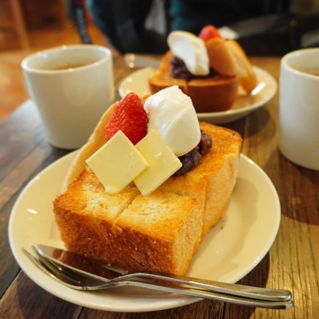 MOEKAさんのインスタグラム写真 - (MOEKAInstagram)「𓊆1Room Coffee𓊇in⥲中板橋  𓊗あんバタートースト苺とホイップクリーム乗せ ¥800 𓊗1Room Coffeeブレンド ¥500 ・ "トーストのむぎゅ感と蜂蜜の相性最高！ 雰囲気と居心地に身体が溶けそうになった一時だった…" ・ ------------❁𝚁𝚎𝚙𝚘𝚛𝚝❁---------- ・ 久々に感動したお店〜🥺(本当に予想以上のカフェだった…) というかほんっっとに 隅から隅までかなり"どタイプ"なお店すぎて… 新たなもぐもえ出現地帯になりそう(ポケモンみたいに言うな) ・ @pan_matsuko ちゃんと行ったんだけど2人で 「映えだけなのかなぁ」って実はちょ〜っと 半信半疑だった🥲(量も少なかったら嫌だな~とか話してた) けど！！裏切られたよね🥺 ・ まずお店入った瞬間から感動。 ヒノキ？の落ち着きのある柔らかな薫りがふわ〜んってして 「あ…すき 」 もう2人とも一目惚れ状態。 しかも内装も外観も木が基調になっててもうお上品🥺 好きすぎぃぃぃ。。 ・ そして接客も最高なの~(泣) 初見でおひとり様の方でも店主の人が 柔らか~な笑顔で出迎えて下さる🥲(すき) ・ ------------❁𝙴𝚊𝚝❁------------ っと好きすぎて長話しすぎた(泣) ・ あんバタートースト(苺×ホイップクリーム乗せ) 頼んだんだけど… この子…"強い" 美味しい🥺 ・ まずワンルームさんのあんバタートーストの 最大の特徴はこのパン！ なんか密度が粗め？でむぎゅ〜もちざら~っとしてて キメが粗いの〜🥺 食感が本当に良すぎてこのパンだけで大満足◎ ・ あんこと生クリームは甘さ控えめな感じで あんこはこしあんよりのしっとり上品系◎ でも粒の食感も感じられるからいいとこ取りー！ ・ そしてそして…私の興奮ポイントを聞いてくれよ！！！(必死) 店員のお姉さんが 「蜂蜜もどうぞっ」っと… え？蜂蜜…？苺とあんことホイップクリームあるし味が ぐちゃぐちゃになっちゃわない？どうなのかなぁって そう思った私を"殴りたい!!!" ・ やばいやばい。これはやばい。一体感ちゃんと作られてる。 しかもこのトーストちゃんが良いしごとしてるわぁぁ… 密度の粗い生地にじゅわっと蜂蜜が染み込んで…涙。 美味しい🥲蜂蜜とトーストってこんな合うっけ…？ ・ あまりにもこの蜂蜜が美味しすぎて聞いてみたところ 「 宇和の蜂蜜」っていうみかん畑で 養蜂されてるものらしい✨ ・ 癖のないまろやかな甘さで惚れ惚れした… (あと蜂蜜が暖かかったのも素晴らしい…) ・ 完全なる一体感のあんバタートーストに 感動しまくりだったなぁ… とにかくワンルームさんのは "トーストと蜂蜜"これが最強だった🥺 ・ お店の方も最後の最後まで親切でこれは常連になる案件で✋ 雰囲気も味も接客も素晴らしかったな~(泣) 愛される理由が分かる。そんなお店だった🥲 ・ ➥𝚙.𝚜: @1_room_coffee さんへ居心地良すぎたので おうちにさせて下さい。(養子縁組)(?) ・ ❏-------------𝚜𝚑𝚘𝚙 𝚒𝚗𝚏𝚘 ﻿------------❑  📍東京都板橋区中板橋30-1   🍽営業時間⥲ 11:00〜17:00(L.Oは〜16:00) 🛌定休日⥲ 不定休 🚉最寄駅⥲ 中板橋から歩いて5分くらい🚶‍♀️ ・ ・ ・ #中板橋カフェ  #中板橋駅グルメ #板橋カフェ  #あんバタートースト  #1roomcoffee」1月16日 17時46分 - mogmog_moeka_mogmoe