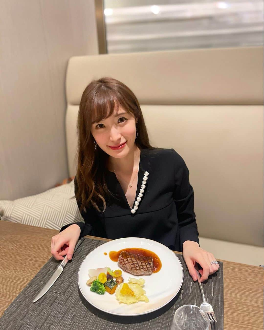小林真由のインスタグラム：「可愛さと抱っこに不向きなバランスが凄まじいトップス🤭﻿ 少し前お泊まりに行った時、夜ご飯の時だけ着ました。﻿ 短時間限定🥺 ニットやレースを着たい時はスカーフを巻いてから抱っこしてます🧸﻿ tops: @yokochanjapan  ﻿  #yokochan #ヨーコチャン #ホテル #ディナー #ママコーデ #女の子ママ #男の子ママ #ママライフ #コーディネート #2歳 #生後5ヶ月 #ベビー ﻿」