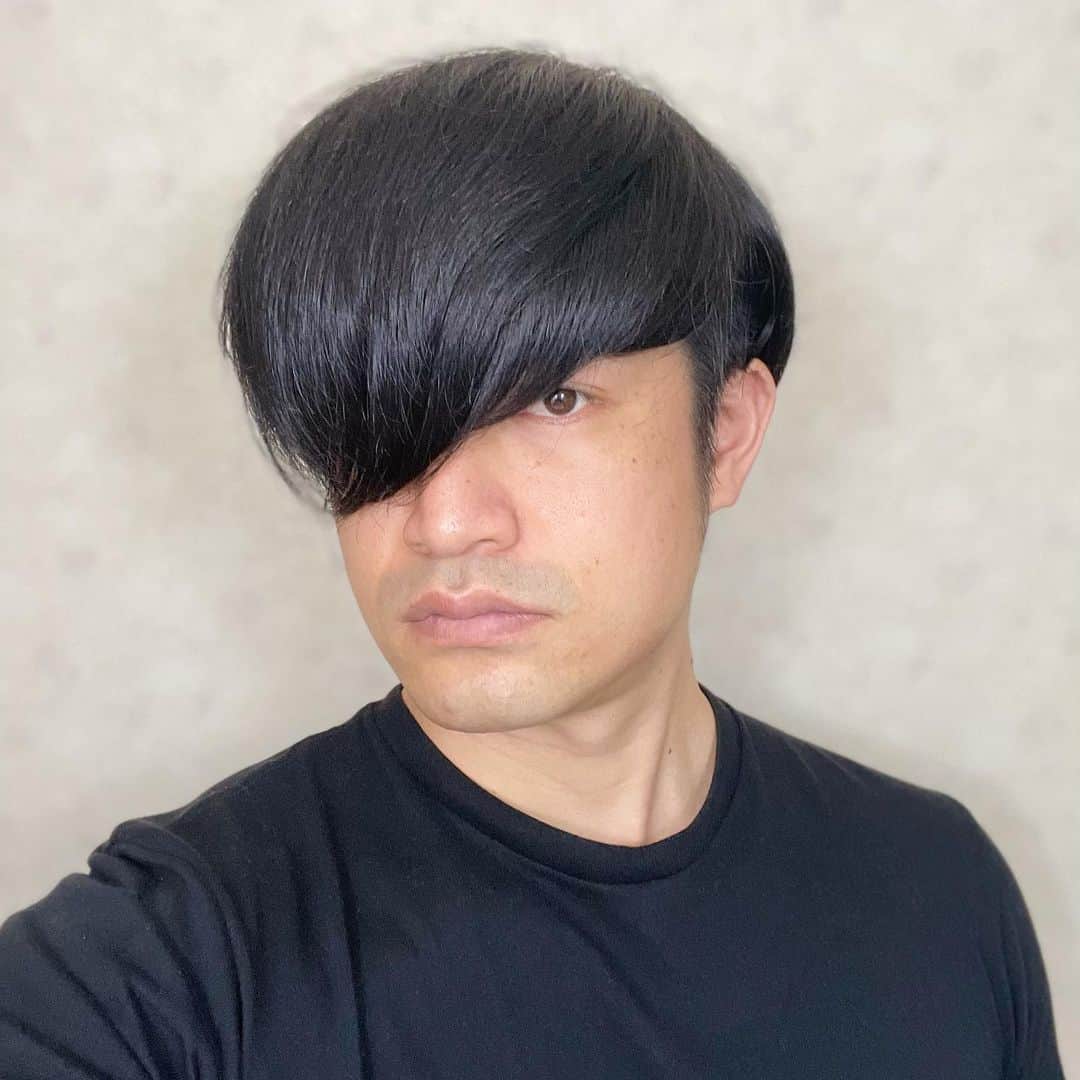 すずけんのインスタグラム：「一生懸命髪伸ばしてたら  今日のブランチでは長瀬さん短髪になってました🤣  さーてどうしようかな😎  とにかくドラマが楽しみだー😝  #俺の家の話 #長瀬智也　さん #ものまね #スズケン」