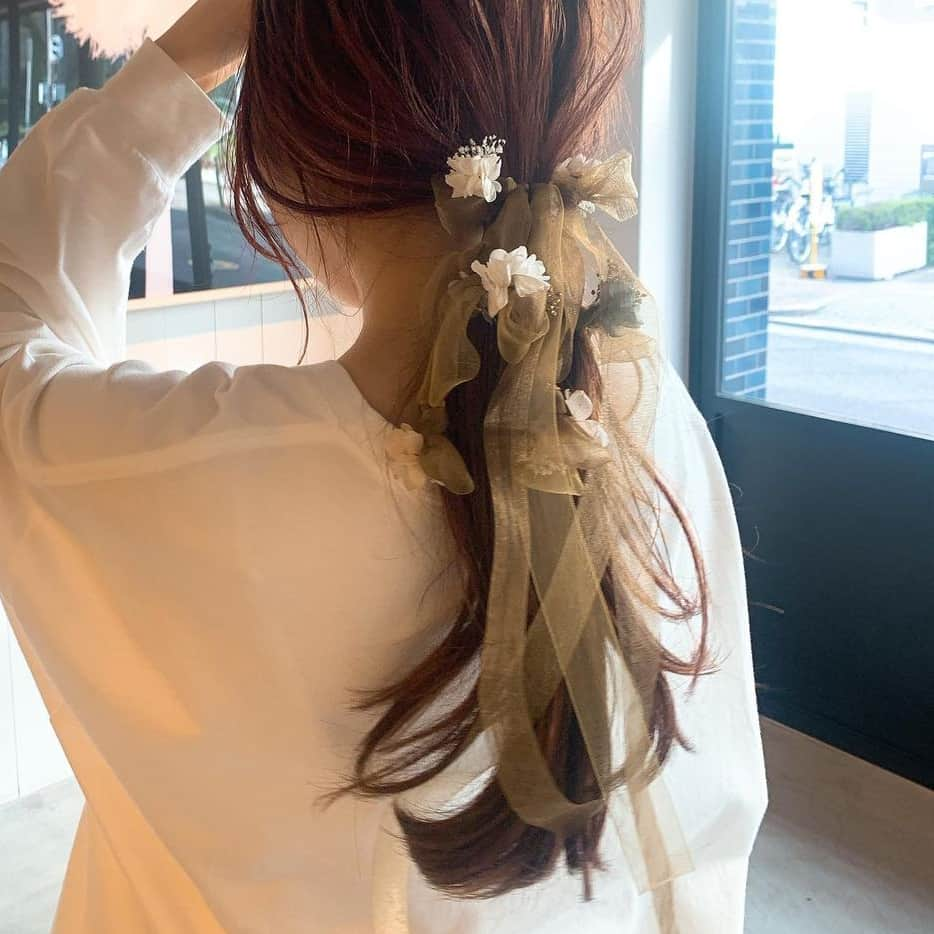 MERYさんのインスタグラム写真 - (MERYInstagram)「.⁣ ドライフラワー×リボンの女の子らしさたっぷりのヘアアクセに注目🌼⁣ .⁣ こちらは『enchanted flower（エンチャッドフラワー）@__enchanted_flower__ 』のヘアアクセサリー。ふわっと広がるリボンにドライフラワーがついた髪飾りがあれば、シンプルなポニーテールも一気に華やかに💐デザインやカラー展開も豊富なので、ぜひ公式InstagramやWebShopをチェックしてみてください！⁣ .⁣ MERYでは他にも「かわいい」に近づくさまざまな情報を発信しています。⁣ @mery.beauty コスメ・美容に特化した情報をお届け♡⁣ @mery_spot 話題のカフェやお出かけスポットをご紹介！⁣ こちらもぜひチェックしてみてください！⁣ .⁣ .⁣ photo by @nacchim333 @__enchanted_flower__⁣ .⁣ #MERY #regram #enchantedflower #flowerarrange #dryflower #ribbon #hairarrange #hairaccessories #stylegram #머리스타일 #머리스타그램 #헤어스타일  #エンチャッドフラワー #ヘアアクセ #ヘアアクセサリー #髪飾り #ドライフワラーアレンジ #ドライフラワー #リボンアレンジ #リボン #ヘアアレンジ #ポニーテール #ポニーテールアレンジ #ドライフワラー髪飾り #卒業式ヘア #結婚式ヘア #お呼ばれヘア #お洒落さんと繋がりたい #MERY女子 #メリー」1月16日 18時00分 - mery.jp