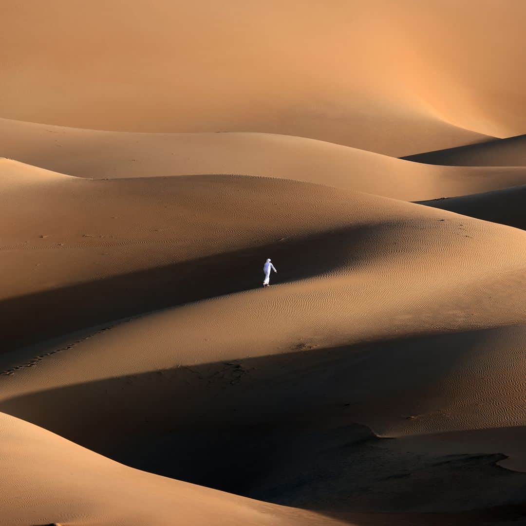 AFP通信さんのインスタグラム写真 - (AFP通信Instagram)「AFP Photo 📷 @karim.sahib - An Emirati youth plays in the sand dunes in the Liwa desert, some 250 kilometres west of the Gulf emirate of Abu Dhabi. January, 2021.」1月16日 17時54分 - afpphoto