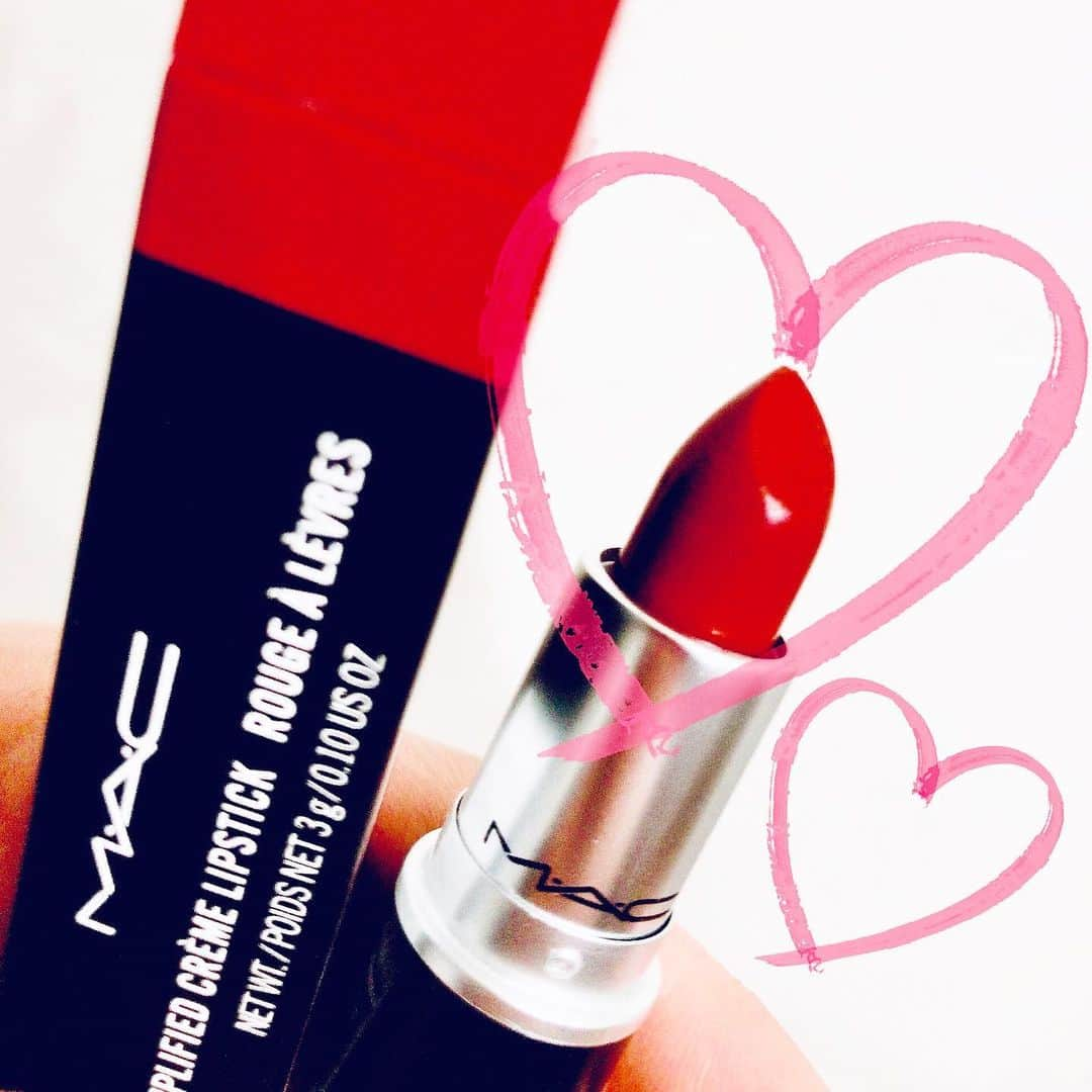 優奈のインスタグラム：「久しぶりにリップ💄買った🥰 うれしー❣️(*´ω`*)❤️✨💫✨🎶  #mac #lipstick  #鮮やかなリップ　が好きだ*\(^o^)/*  ✴︎  めちゃめちゃ眠い😪💤!!! いつも有難うございます☺️💖✨💫  本日🌈1/16(土)🌈21:00〜 17LIVE配信します🎵*\(^o^)/*🎶  よければ是非 覗いてみてやってください(´ω｀●)  ⭐️17LIVE📱【優奈_Yuuna_17】⭐️ フォローしてくださると喜びます😍🥰✊♪  #17live  #singeryuuna #アカペラ 風 #70年代ソング　#80年代ソング #オリジナル曲」