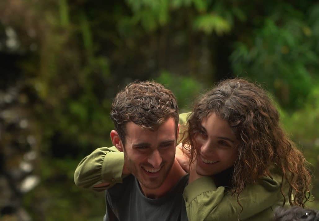 のインスタグラム：「Ce soir à 18h45 sur @tf1 / 21h45 pour les réunionnais, @50insidetravel présente un sujet sur la Réunion 🌴 Ravie d’y avoir participé et d’avoir pu faire découvrir une partie de mon île !! 🇷🇪 Avec @manupayet @jeromecommandeur @soanofficiel.  Oublie pas allume zot télé !!! 😍   🎬 @julietomtomtom @romainnoma_」