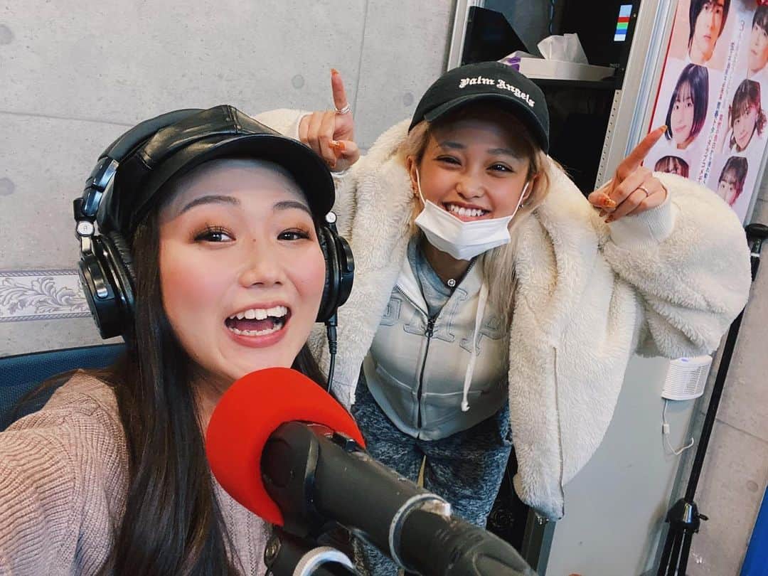 のインスタグラム：「本日もちなみちゃんと私がパーソナリティーです🤟 ギャル最高！と思った矢先、ちなみちゃんの 今年の抱負はギャル卒業だった件。. . ☆☆☆☆☆☆☆☆☆☆☆☆☆☆☆. .  Today Mochinami and I are personalities 🤟  The best gal!  I thought, Chinami-chan's  This year's aspiration was to graduate from a gal. .  오늘도 연관 제대로 내가 개성입니다 🤟  여자 최고!  생각 화살촉, 치나미 짱  올해의 포부는 걸 졸업이었던 건. . ☆☆☆☆☆☆☆☆☆☆☆☆☆☆☆. . . .  #ラジオ #ラジオパーソナリティー #radio #radiopersonality #라디오 #라디오스타 . . . .」