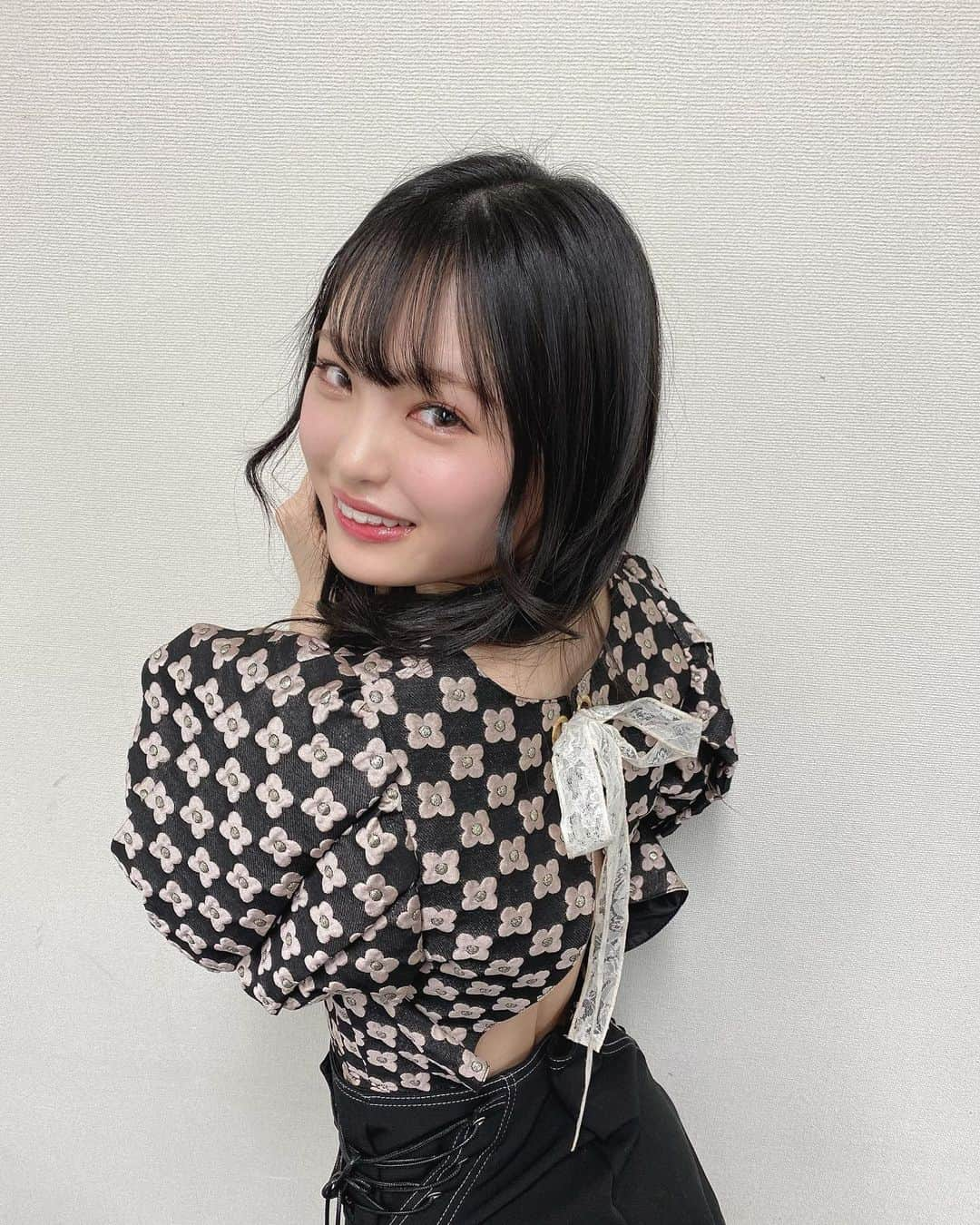 新澤菜央さんのインスタグラム写真 - (新澤菜央Instagram)「・  実はうしろ背中ぱっくりでした🙈  #恋なんかnothankyou  #オンラインお話し会  #バックオープン」1月16日 17時58分 - _shinshin_48