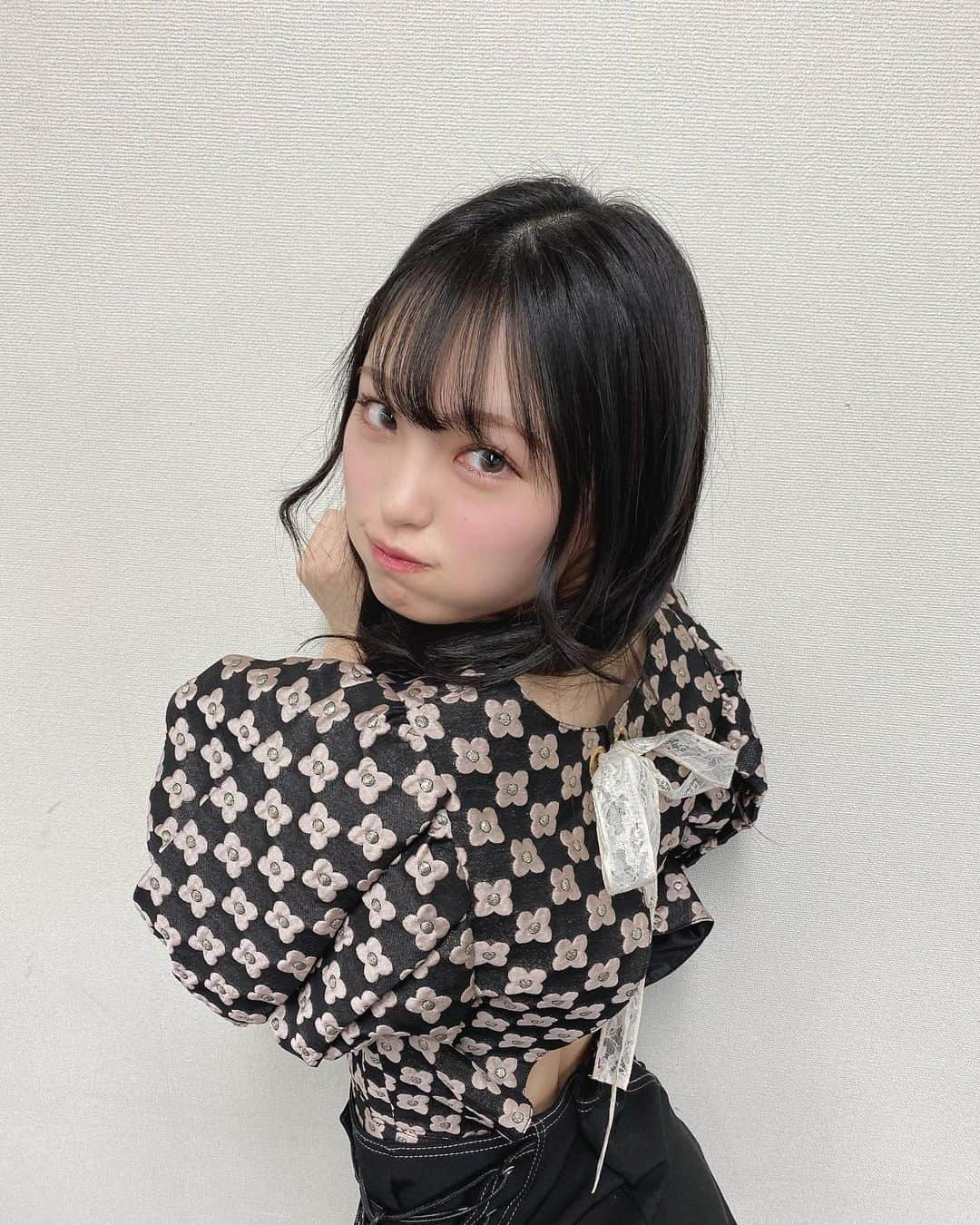 新澤菜央さんのインスタグラム写真 - (新澤菜央Instagram)「・  実はうしろ背中ぱっくりでした🙈  #恋なんかnothankyou  #オンラインお話し会  #バックオープン」1月16日 17時58分 - _shinshin_48