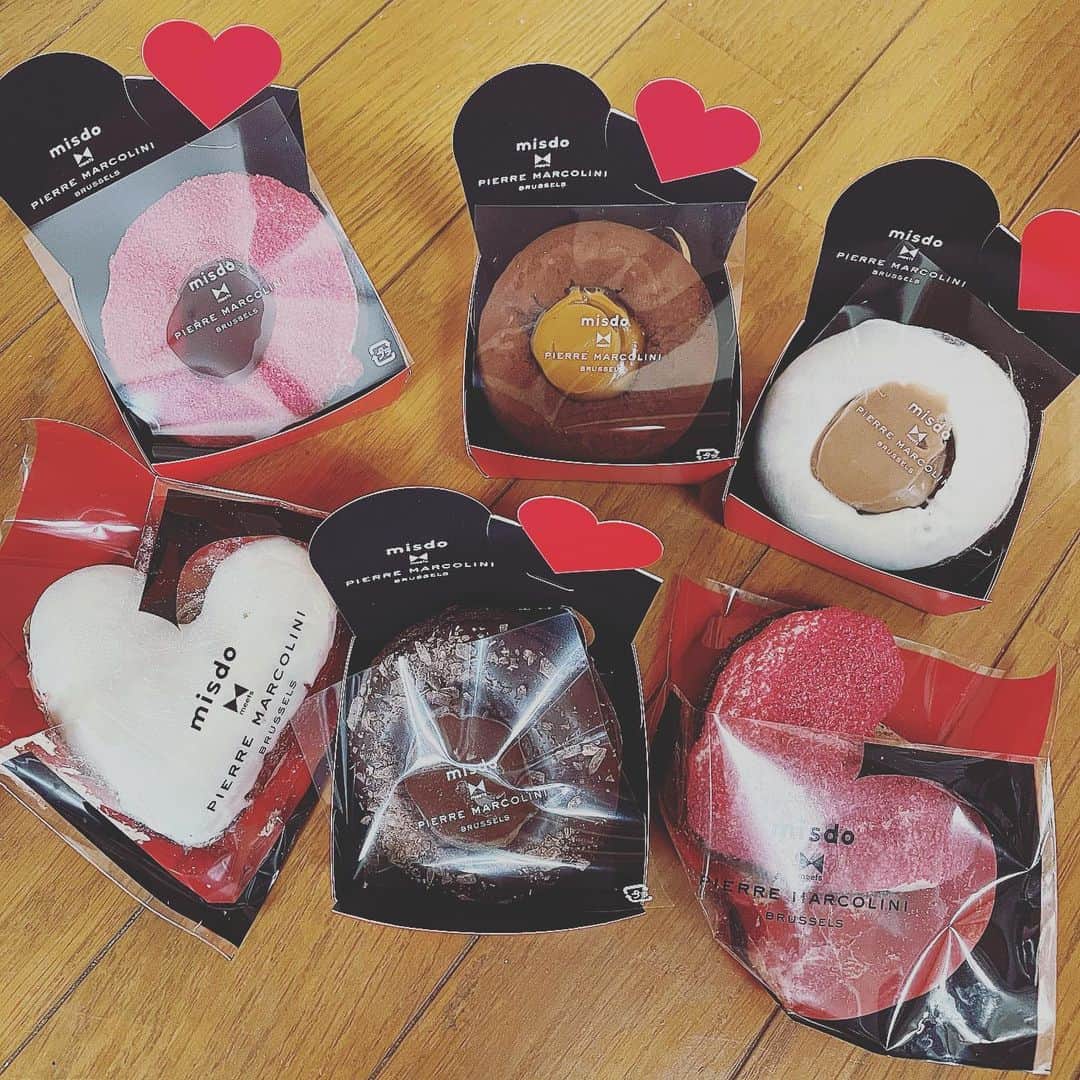 のインスタグラム：「ベルギー王室御用達のあのピエールマルコリーニとミスドがコラボ！？😍とずっと注目してたこちら、売切ればかりだったけどようやく買えました！✨ 美味しそうに中々撮れない笑 iPhone12proで撮影したよ💛 味は…動画にしたから2ndチャンネル、オトナ女子寮に公開予定😋 見た目が可愛いすぎる💕 朝と昼に分けて完食しました🍩✨ #ドーナツ　#ミスド　#ミスタードーナツ　#ピエールマルコリーニ #ミスドとコラボ #ミスドとピエールマルコリーニ #スイーツ　#iPhone12pro」