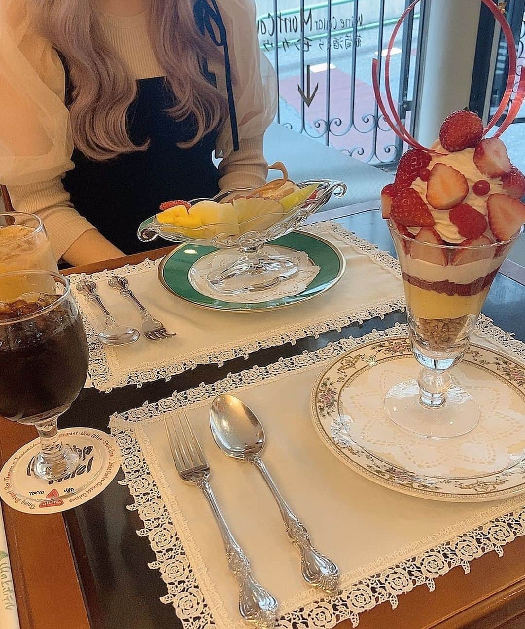 小林莉奈さんのインスタグラム写真 - (小林莉奈Instagram)「いちごのパフェ食べるなんて あざとすぎですよ？  #コーヒーパーラーヒルトップ #山の上ホテル #御茶ノ水カフェ #カフェ巡り」1月16日 18時00分 - rina_yoruami