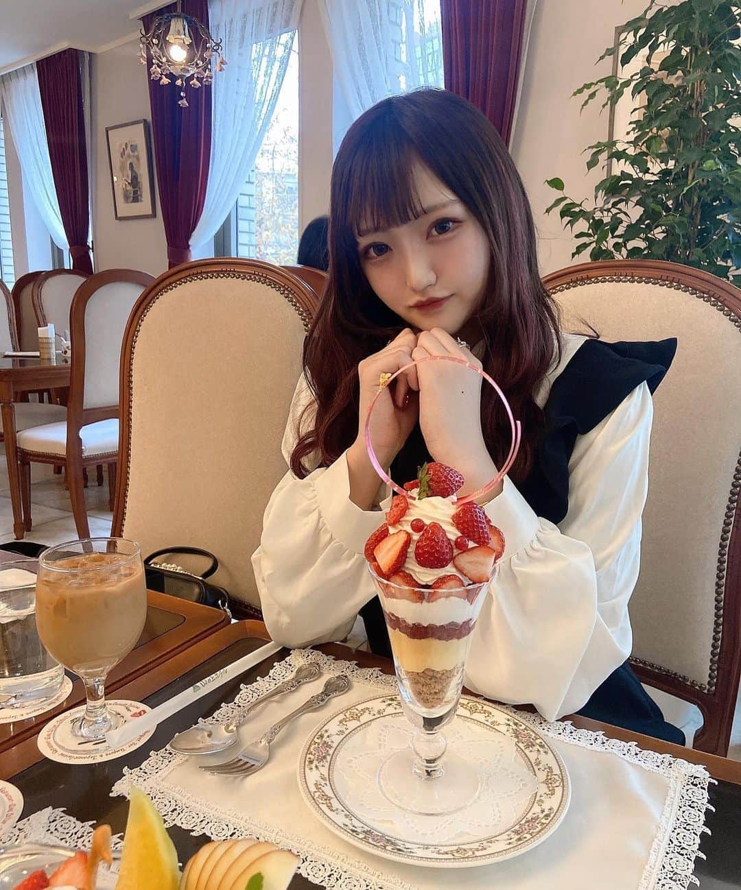 小林莉奈さんのインスタグラム写真 - (小林莉奈Instagram)「いちごのパフェ食べるなんて あざとすぎですよ？  #コーヒーパーラーヒルトップ #山の上ホテル #御茶ノ水カフェ #カフェ巡り」1月16日 18時00分 - rina_yoruami