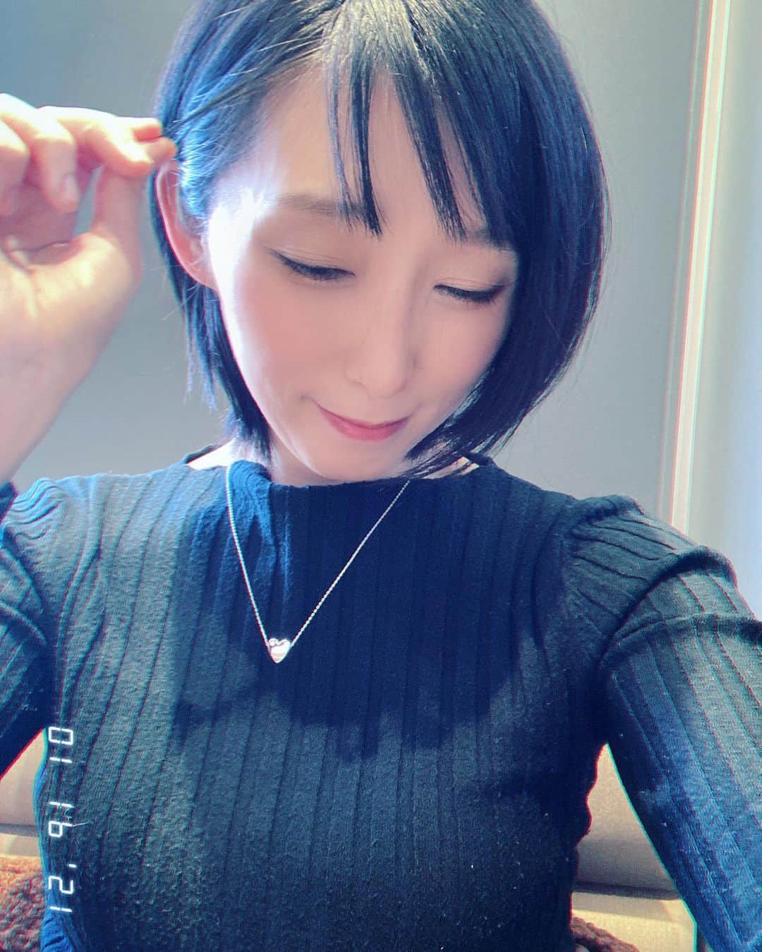 小明のインスタグラム：「誕生日だったし散髪でもしてスッキリしよう、と思って近場で安いクーポンを使える美容室を探して早速予約。ググッても口コミ一件も出てこないのが不安ではありましたが、安いので目をつぶります。 こんなところに美容院あったっけな〜と向かってみたら、たまに行くつけ麺屋の上でした。独特な外観(一昔前のディスコ・パブを彷彿とさせるバブリーな看板)なので飲み屋だとばかり……。ひよりながら入店すると、内装はジャングルのように生い茂った観葉植物たち(室内に置くのは限界なほど育っている)と、手彫りの天狗の面とルネッサンスな仮面が交互に飾られて、そこにおばあちゃんが作った折り紙アートをあしらった盛り沢山な感じです。 受付にはサンドイッチマンをヤクザにした感じの人がいたので、ケツ持ちかしら、と思ったら  「いらっしゃいませ、こちらの席へ。私オーナーの伊達(仮名)です」  ですよね、そんな気はした。 古い散髪台へ通され、あたりを見渡すと数人いる客が全員古希。よくある髪型の特集雑誌もなく、壁に貼ってある日に焼けたサンプル写真では濃いメイクの白人女性がソバージュパーマで威嚇中。これはまたオホホ、どうしましょオホホ、と動揺していると、  シャシャシャシャシャシャシャ  伊達ちゃんが私の頭上でハサミを縦に振り出しました。昔のカリスマ美容師がこういうのやってるの見たことある！ていうかリクエストとかも聞かないんだな、さすがだな。  シャシャシャシャシャシャシャ  「こんな感じでどうでしょう」 「エッもう終わったの」 「後ろはこんな感じです(鏡見せ)」 「エッすごい、ぺしゃんこだった後頭部は丸みを帯びてもっさりしていた襟足はすっきりおさまってガタガタだった重めのパッツン前髪は流行りのシースルーバングになって指通りも全然違います」 「フフフ」 「でもこれ自分でセットできるかな」 「私がいつセットをしましたか？」 「まさか……セットいらず！？」  びっくり顔の私に伊達ちゃんは誇らしげに微笑みました(マスクとシールドで見えないけど多分)。 安さにつられて良かった、ここはリピートしよう！と思って調べたら初回以降の料金はクッソ高えヤクザだな」
