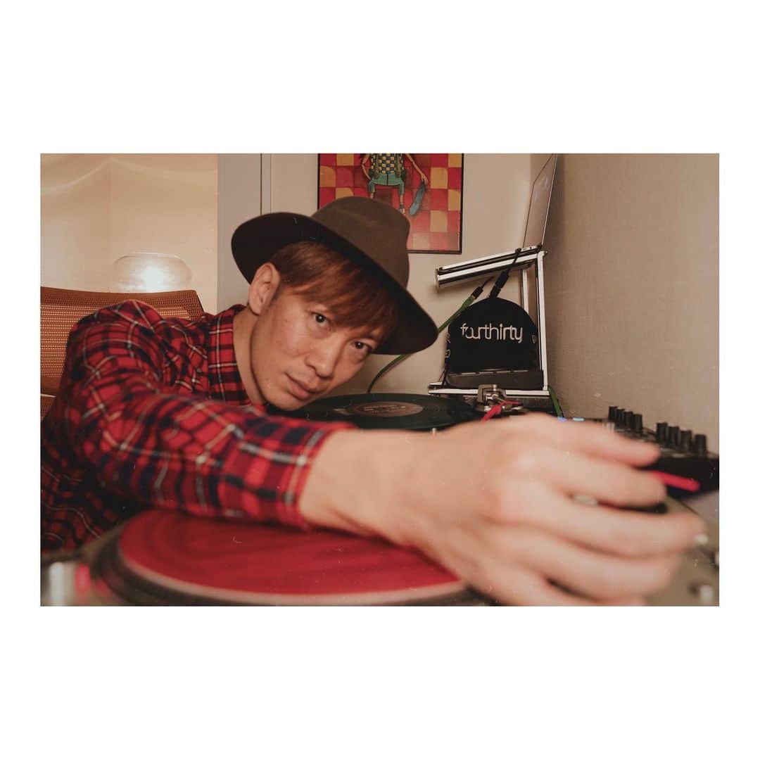 DJ U-ICHIのインスタグラム：「Ú-Çå§†ïñg ÐJ Lïvê  以前Twitterにて楽曲のリクエストを募集しリプにて返信してくれた楽曲でDJ配信やってみようと思ってます。 明日17日（日曜日）23時〜（予定）  リクエストくれた方々ありがとうございました。  ほぼ毎日のように配信してますので、遊びに来てみてください。 インスタプロフィールのリンクからTwitcasting にて飛べるかと思います。  @djuichi0223  https://twitcasting.tv/djuichi0223/  #1月16日 #djuichi #ucas _________________________________ #dj #djlife #djstyle #twitcastinglive #tokyo #kyoto #osaka #nagoya #streetphotography #sonya7iii  #portraitvision #portraitfestival  #portraitpage #portraitmood  #moodyportraits #ourportraitsdays  #lifeportraits _________________________________ 撮影カメラ @sonyalpha #ツイキャス」