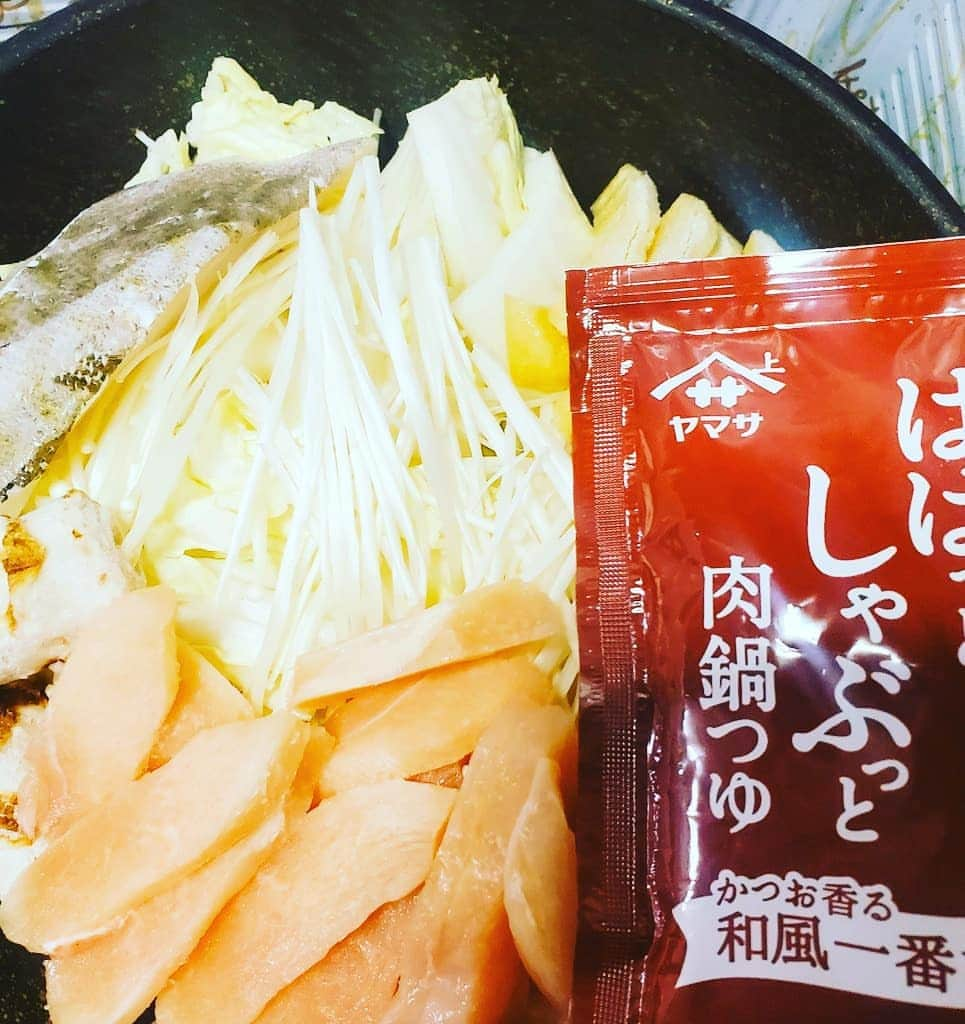 塩原康孝のインスタグラム：「最近晩御飯お鍋しかしてないです。肉魚野菜まとめて取れて便利ですね。 このしゃぶしゃぶスープおいしい。 しゃぶしゃぶじゃなくて鍋にしちゃってますけど。」