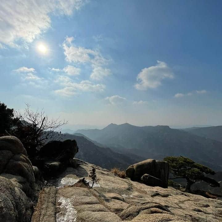 シン・ジエさんのインスタグラム写真 - (シン・ジエInstagram)「그래서 다녀옴 ⛰  #관악산  가볍게 생각하고 갔는데..  정신 번쩍 들게하는 등산코스로 와버렸다. 정상까지 가고 싶었지만 정상근처에 얼음이 많아 위험하다고 말씀해주신 다른분들의 걱정과 조언으로 정상을 코앞에 두고 끝까지는 오르지 못했지만 충분히 산을 즐기고 혹시나 모를 위험에 긴장하며 한걸음한걸음 신중하게 이동하여 모두 무사히 산에서 내려왔다.  곧 다가올 봄 때문일까 많은것들이 쉬고 잠들어있는 겨울산인데 신선함이 느껴졌다. 함께한 멤버들 덕분에 힘들지 않고 즐겁게 다녀왔다. 소중한 시간. 다들 함께해줘서 고마워😊   다음엔 우리 어디갈래??」1月16日 23時27分 - jiyai_shin